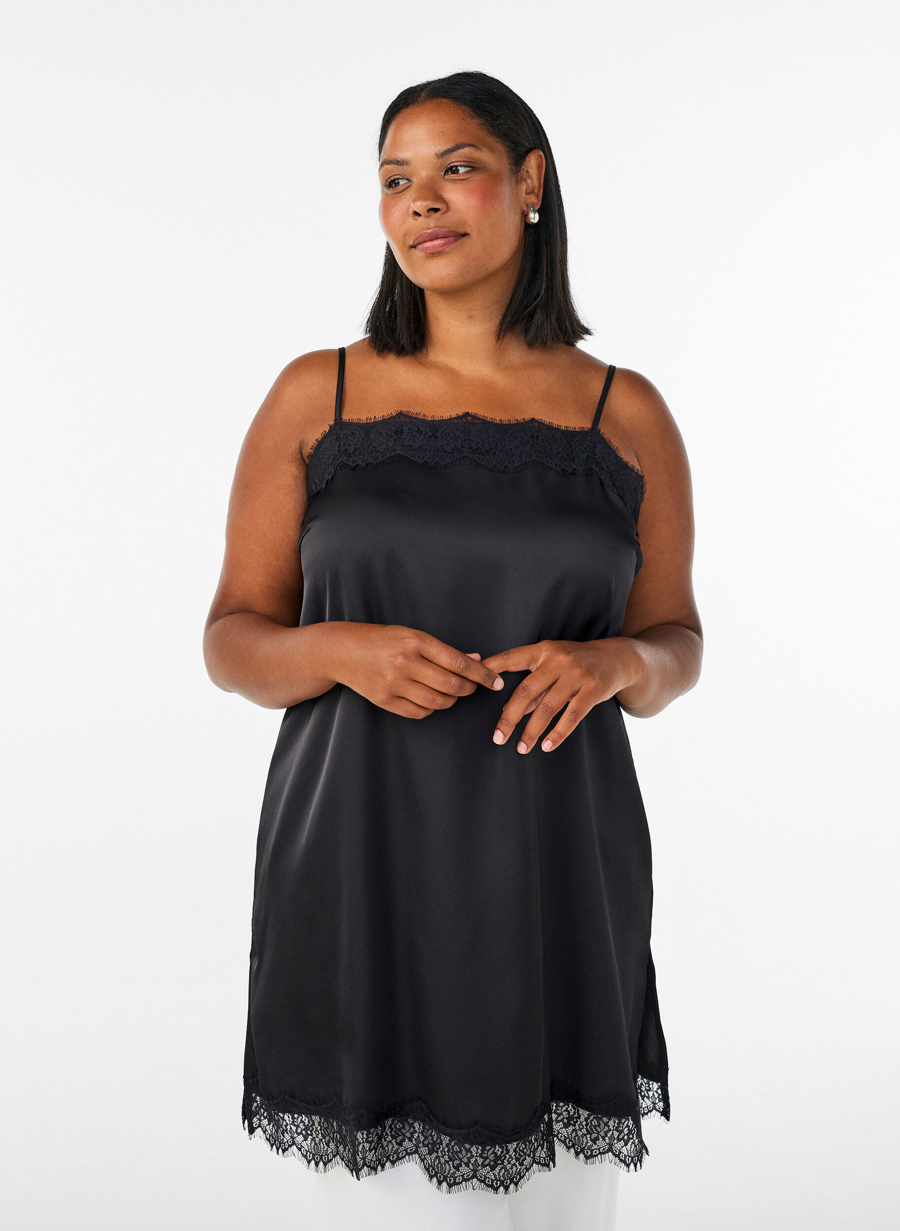ZizziHaut long en satin bord&eacute; de dentelle, Noir, Model image number 0
