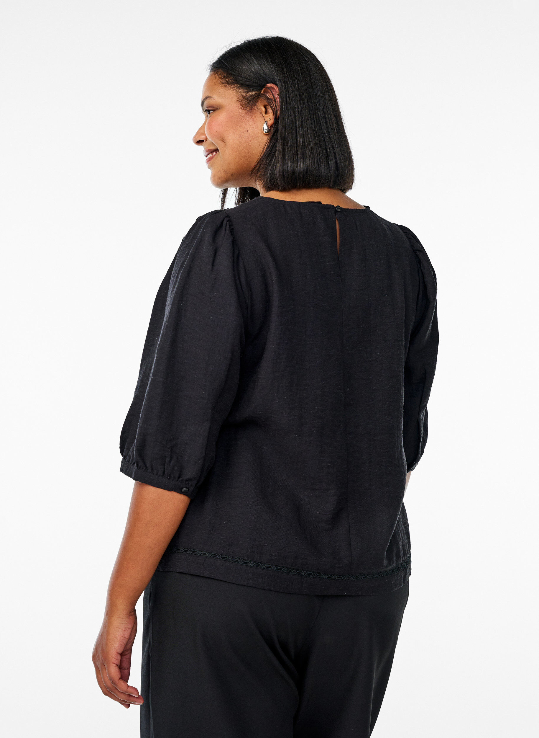 Zizzi Blouse en m&eacute;lange de viscose avec du lin et &eacute;paules fronc&eacute;es, Noir, Model image number 2