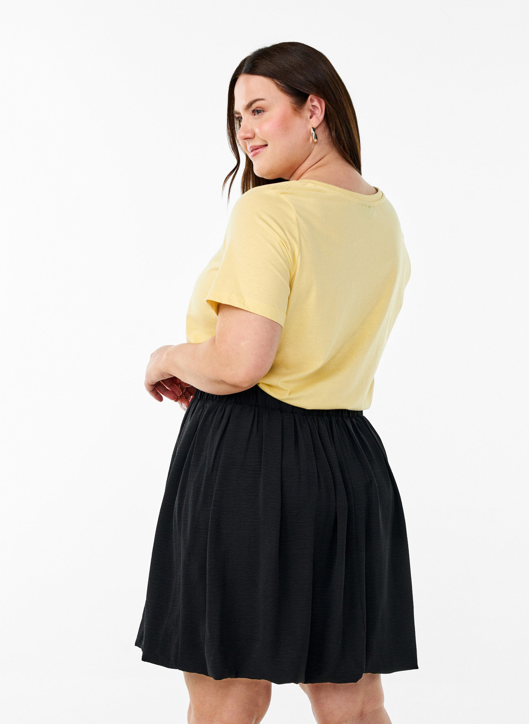 Zizzi T-shirt &agrave; manches courtes avec col V, Jaune clair, Model image number 2