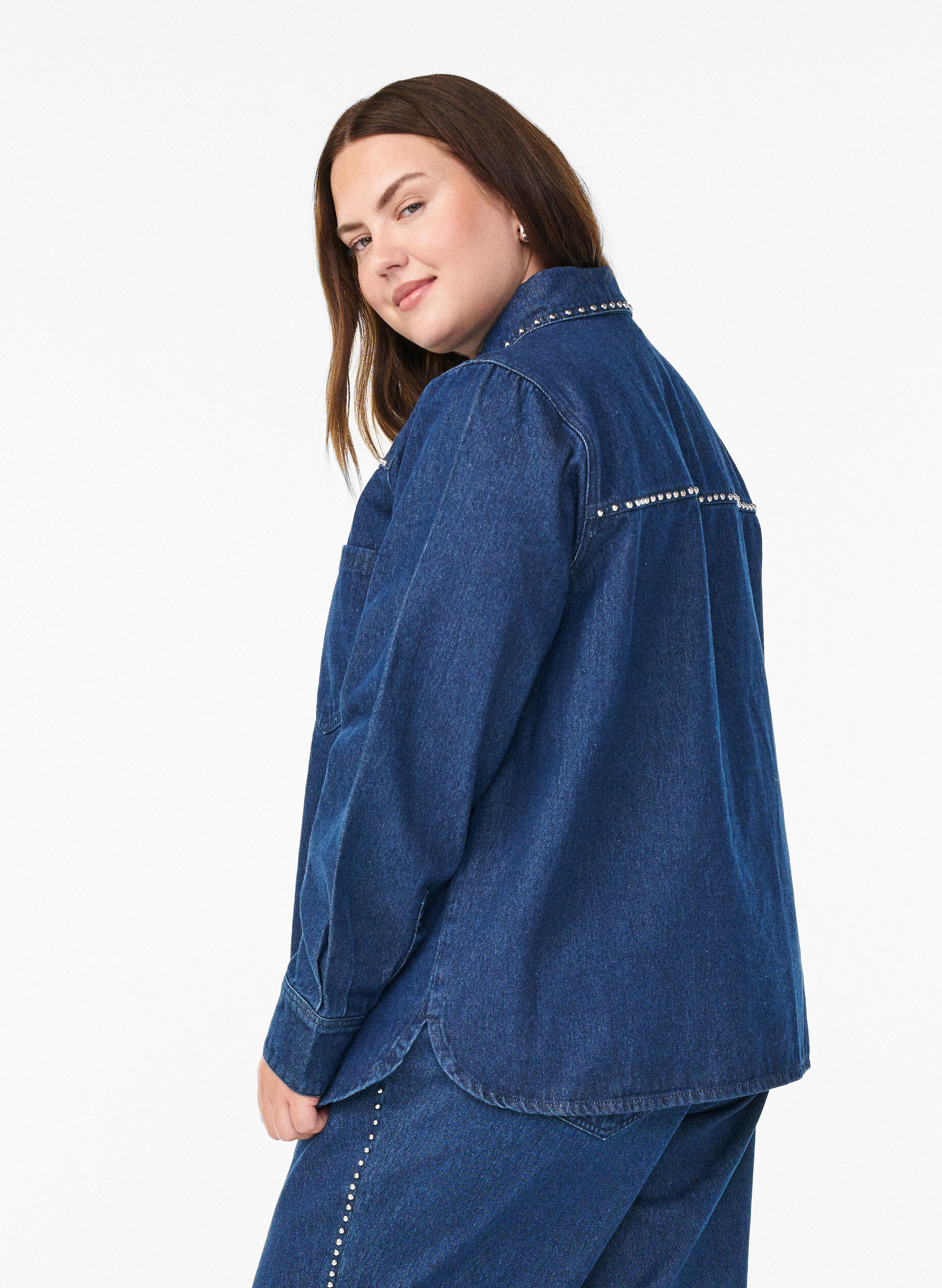 Zizzi Chemise en jean avec clous, Bleu, Model image number 2