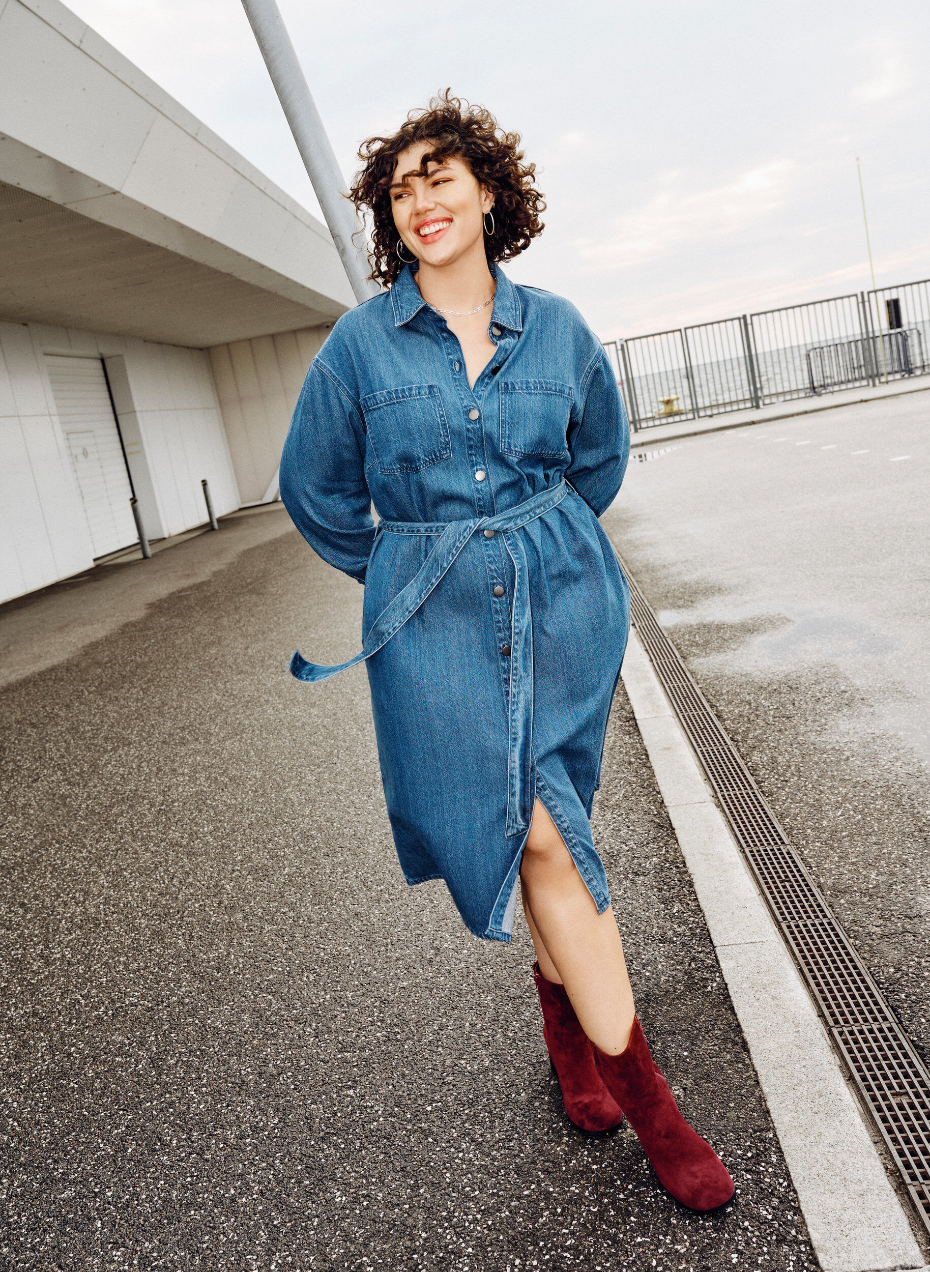 Zizzi Robe chemise en denim avec ceinture &agrave; nouer et poches lat&eacute;rales, Bleu, Image image number 0