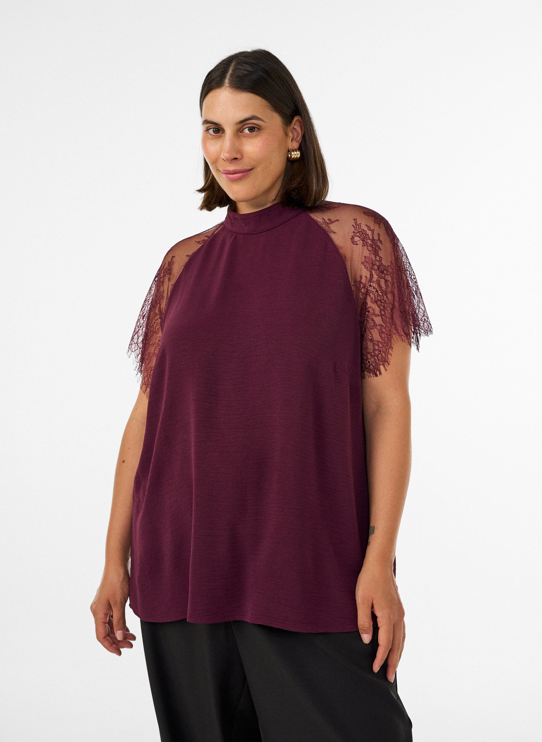 Blouse &agrave; col montant avec manches courtes en dentelle, Bordeaux, Model