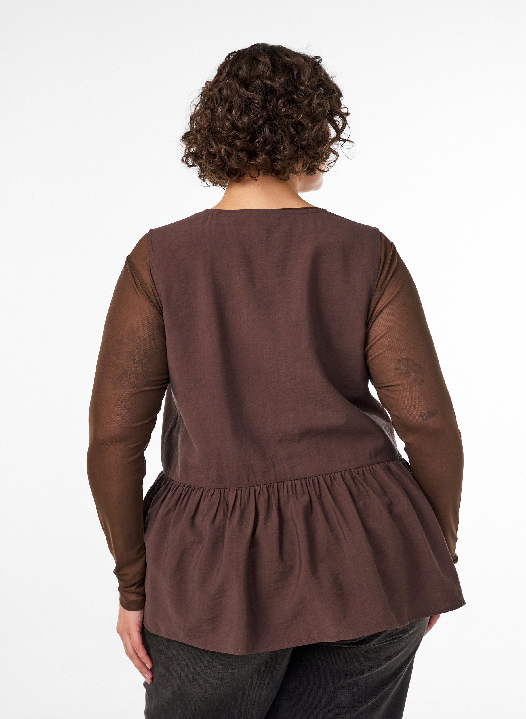 ZizziBlouse p&eacute;plum sans manches avec boutons d&eacute;coratifs, Marron, Model image number 2