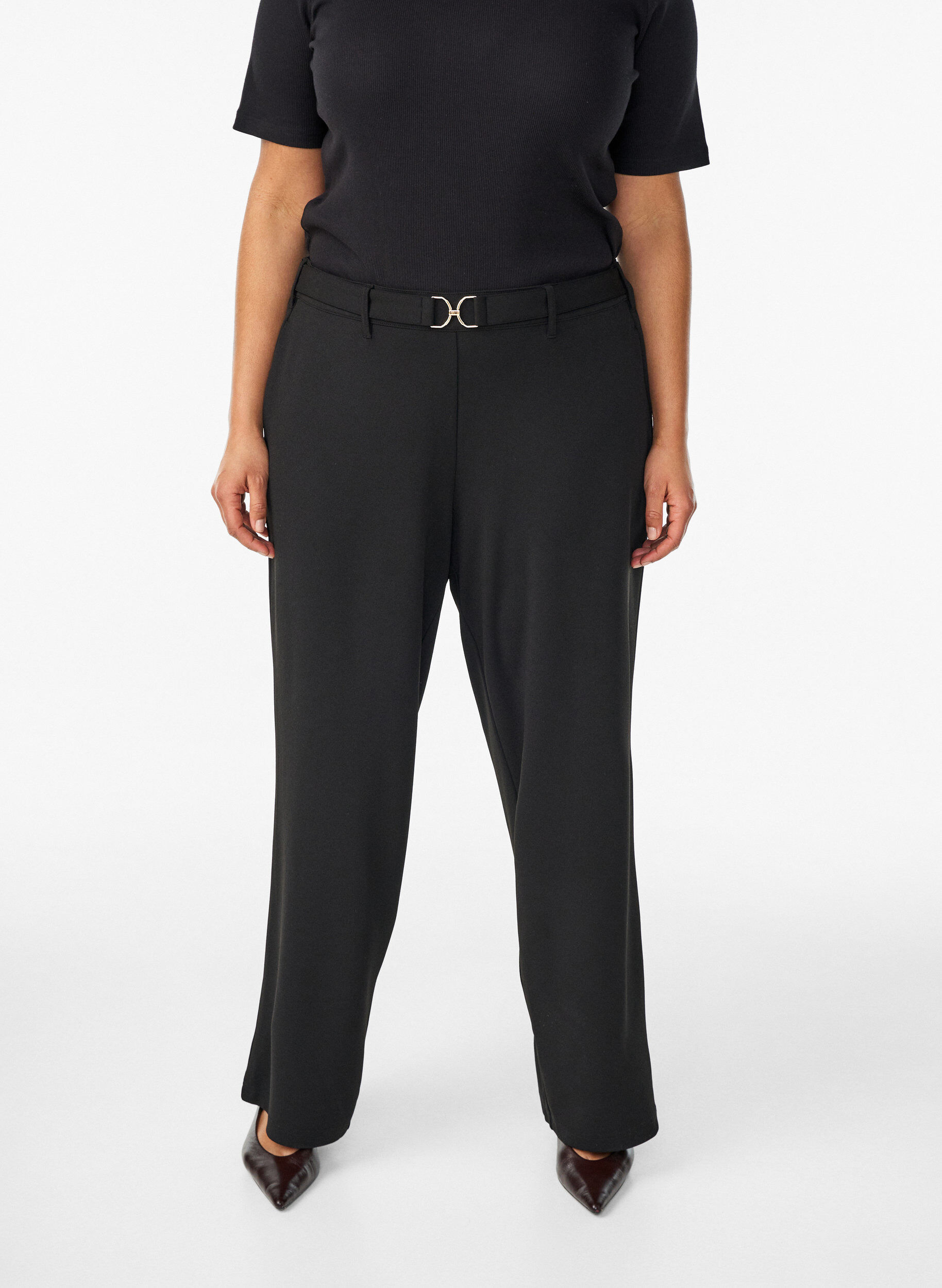 Zizzi Pantalon taille haute avec ceinture et boucle dor&eacute;e, Noir, Model image number 2