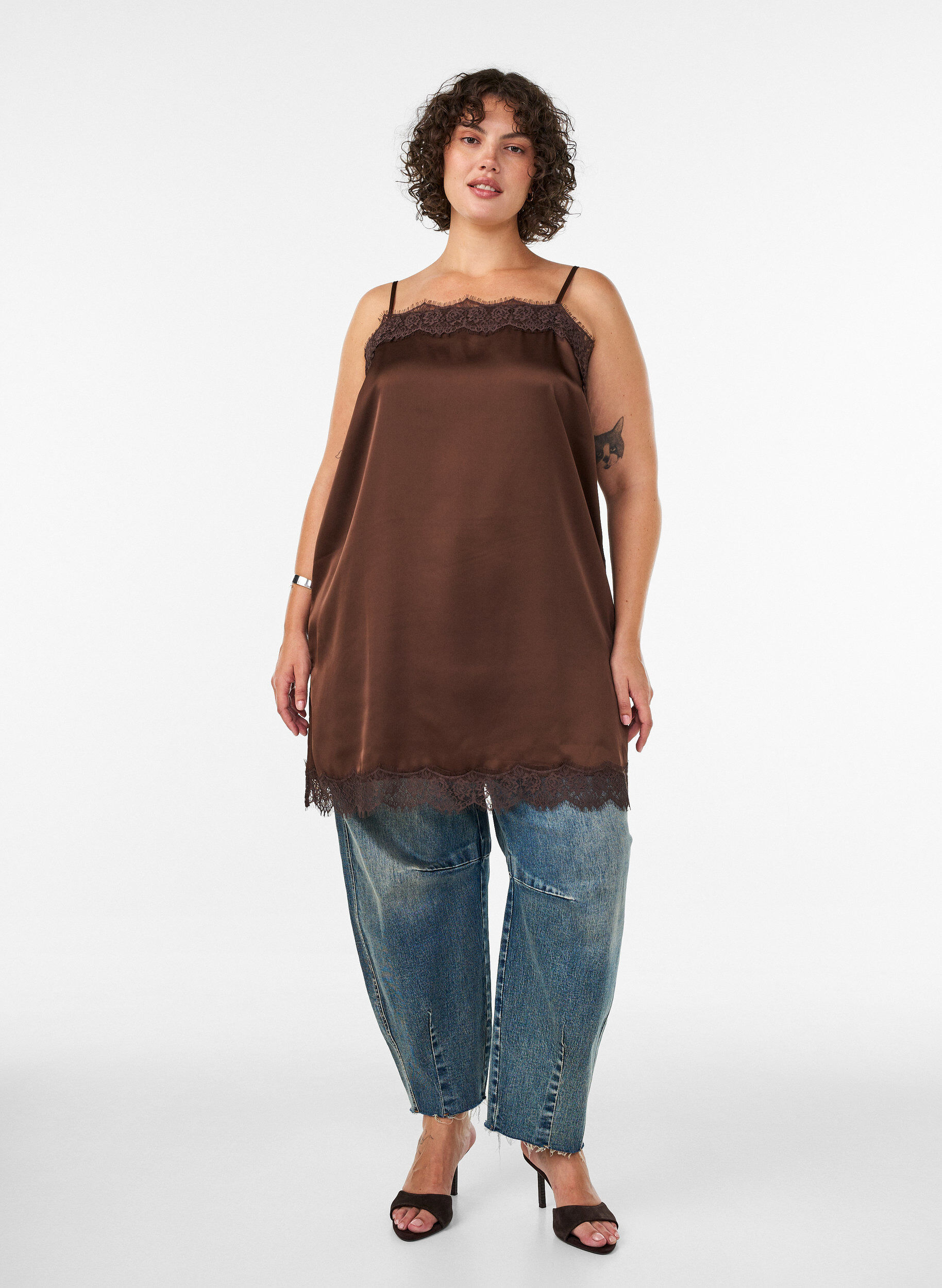 ZizziHaut long en satin bord&eacute; de dentelle, Marron, Model image number 1