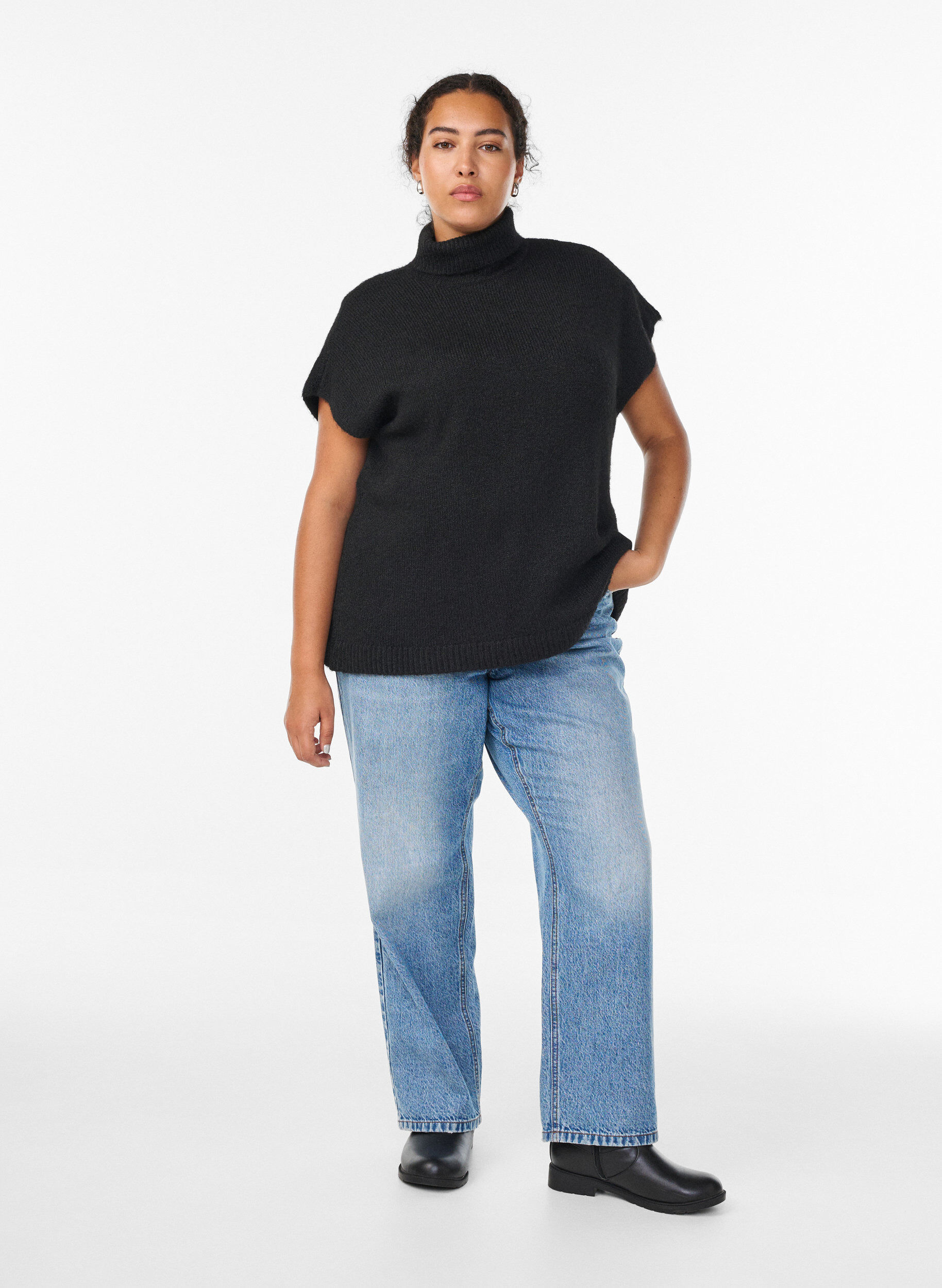 Zizzi Pull sans manches en maille &agrave; col roul&eacute;, Noir, Model image number 1