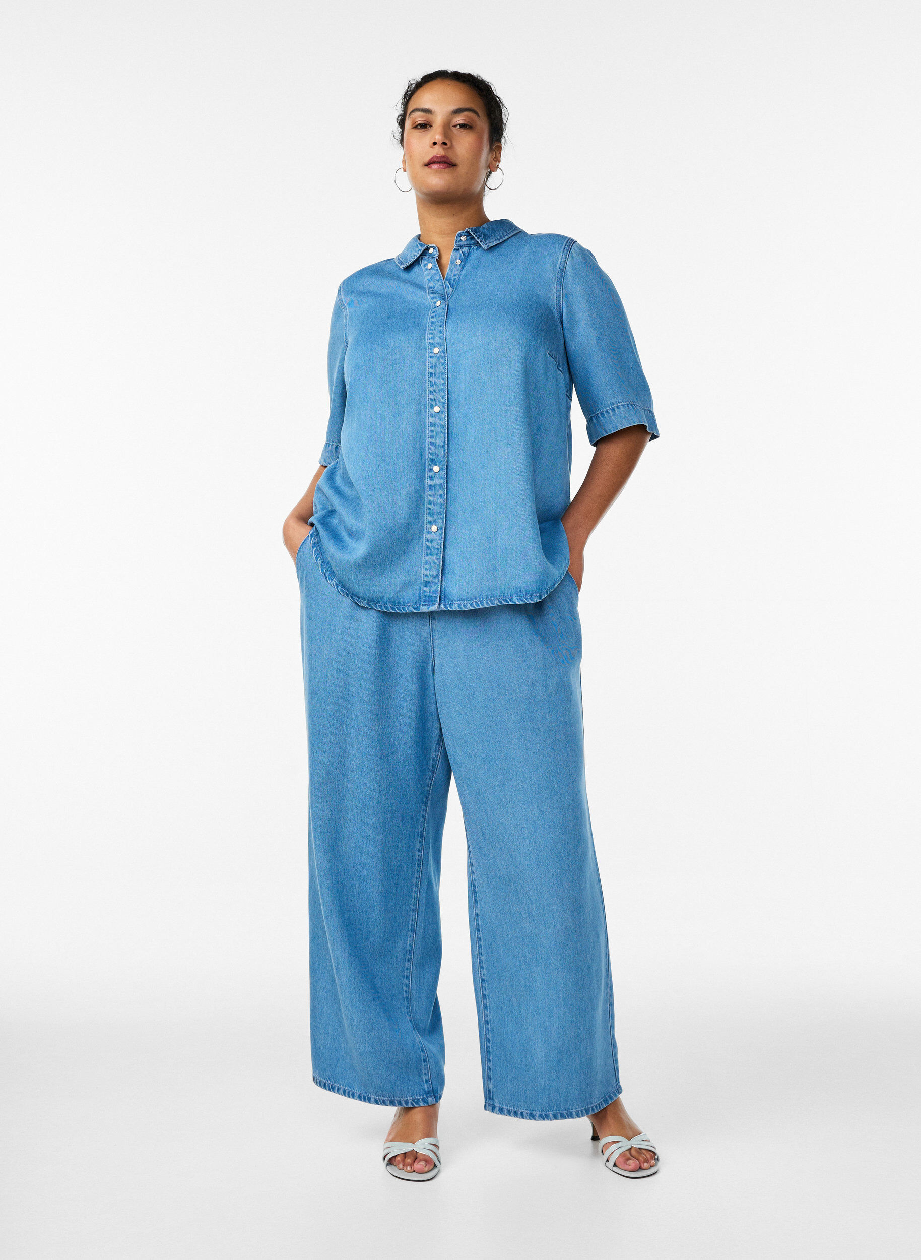 Zizzi Pantalon large en lyocell aspect denim, Bleu Clair, Model image number 0