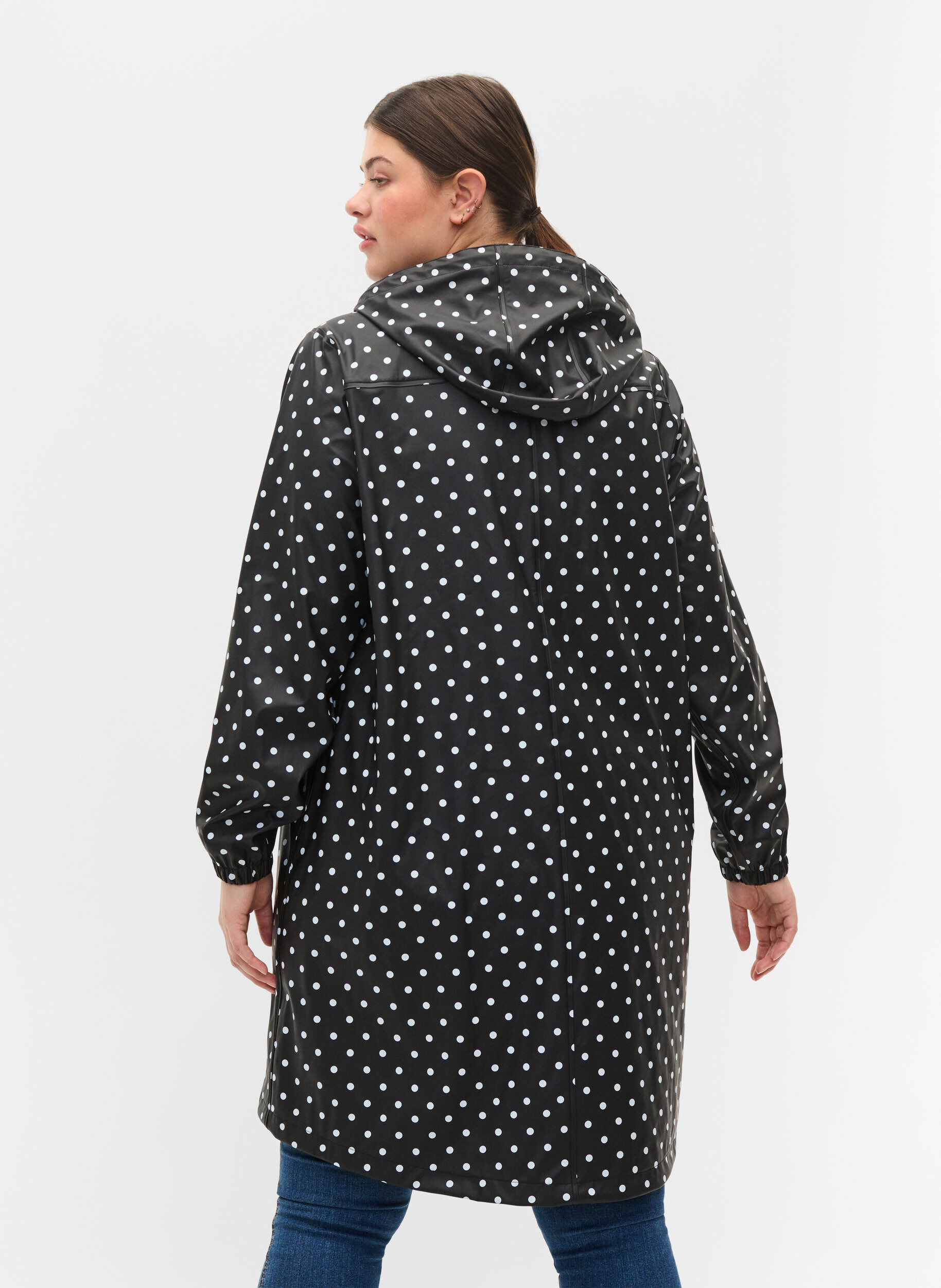 Zizzi Veste de pluie &agrave; pois avec capuche, Black W/White Dot, Model image number 1