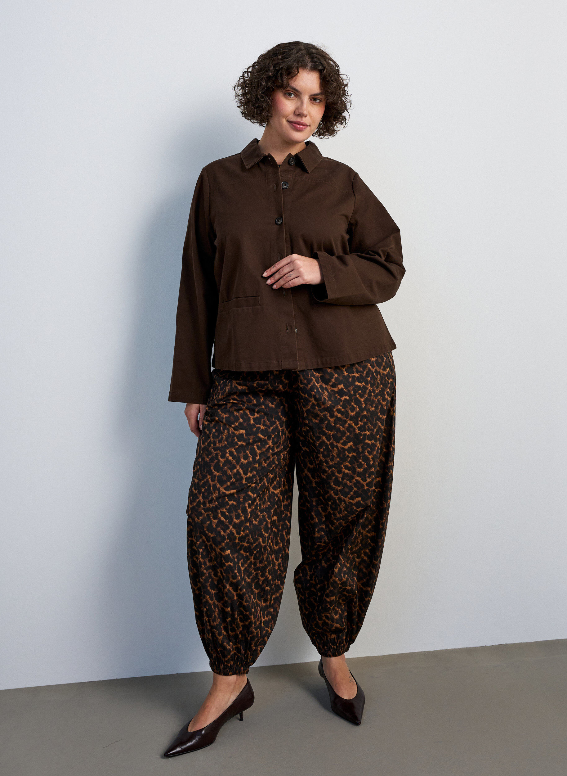 ZizziPantalon ballon &agrave; taille haute et imprim&eacute; int&eacute;gral, Marron, Model image number 0