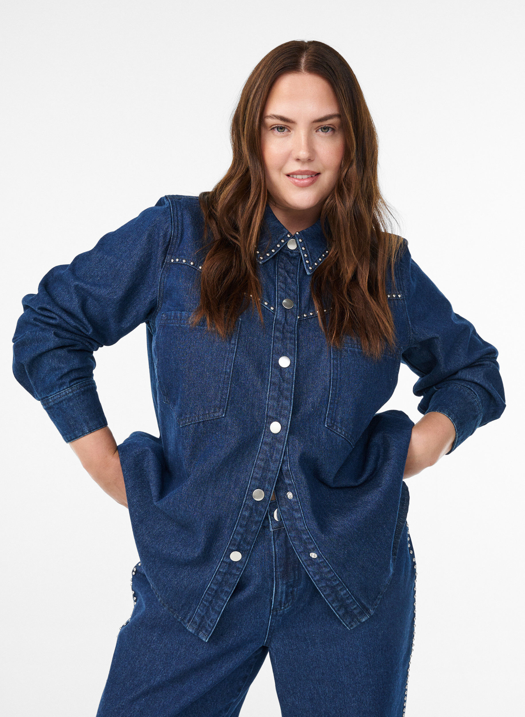 Chemise en jean avec clous, Bleu, Model