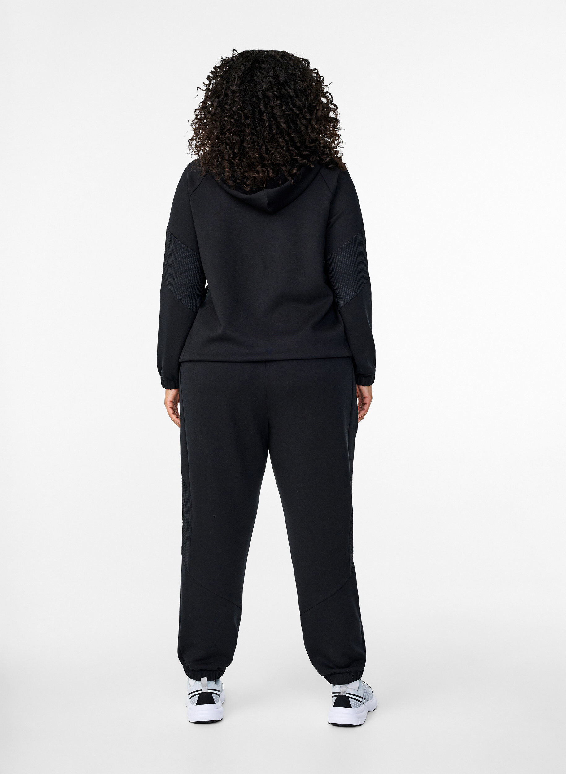 Zizzi Pantalons de surv&ecirc;tement avec d&eacute;tail textur&eacute;, Black, Model image number 1