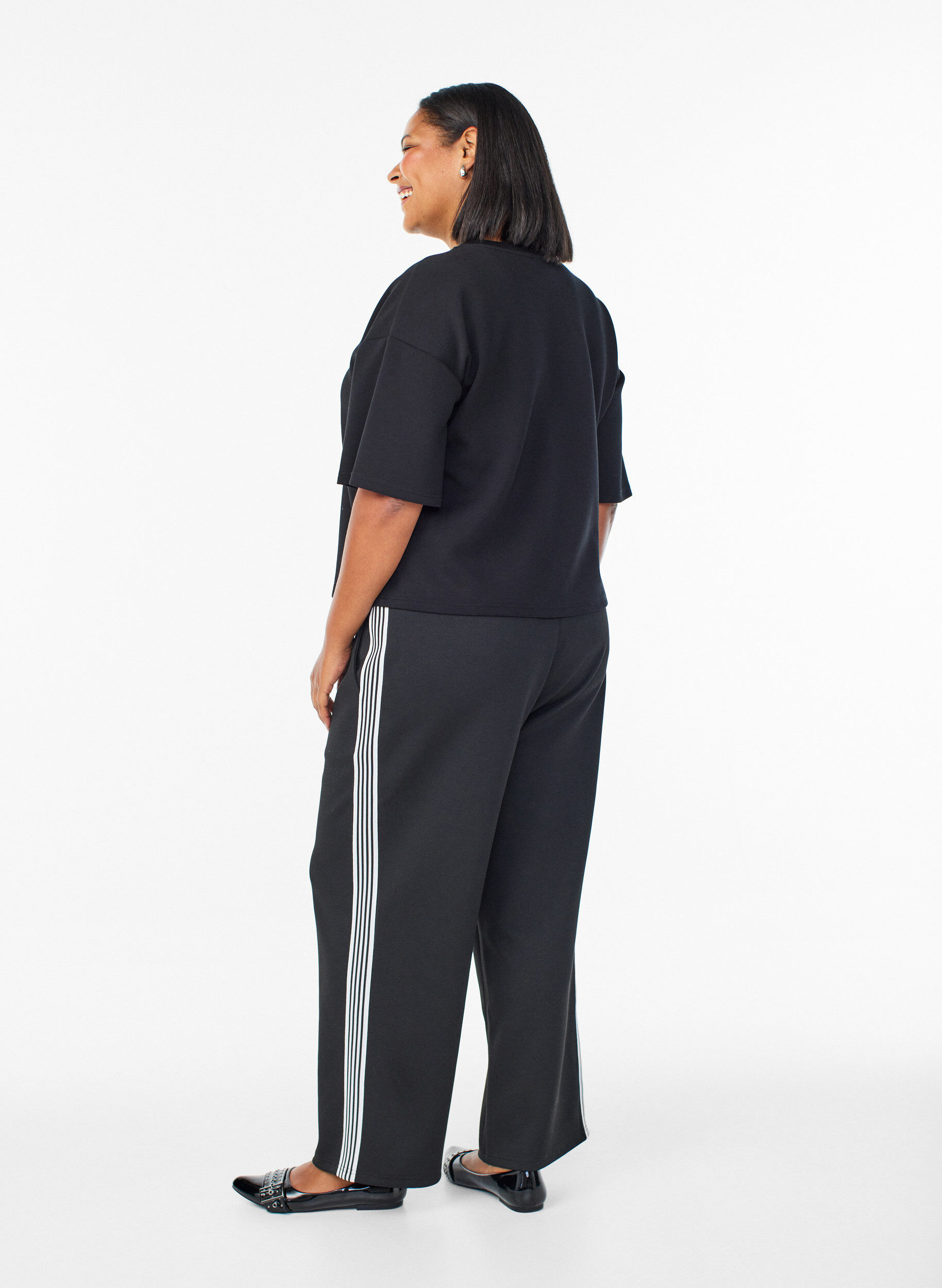 Zizzi Pantalon avec bandes lat&eacute;rales, Noir, Model image number 1