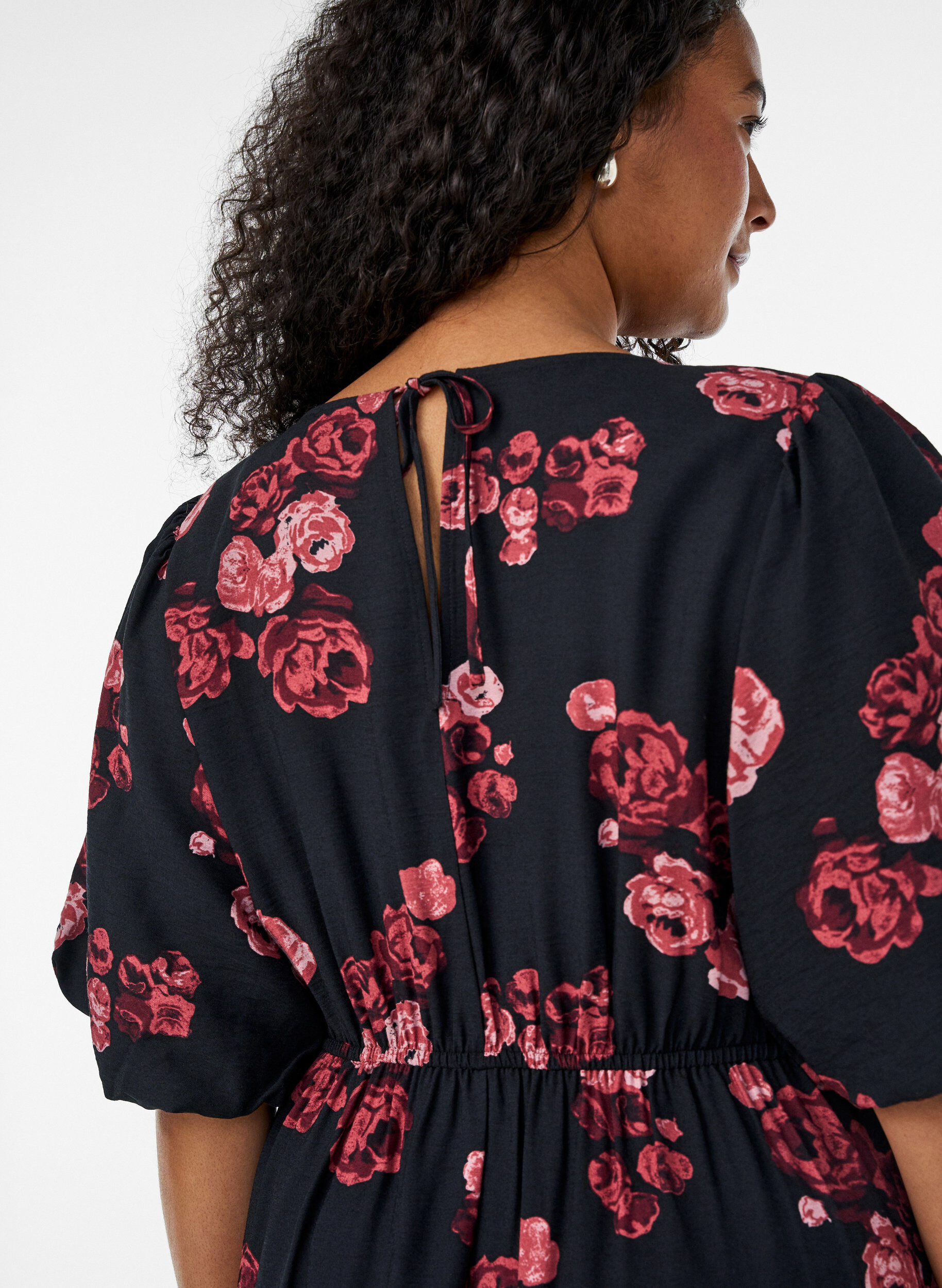 ZizziRobe midi &agrave; imprim&eacute; roses et manches courtes bouffantes, Noir, Model image number 2
