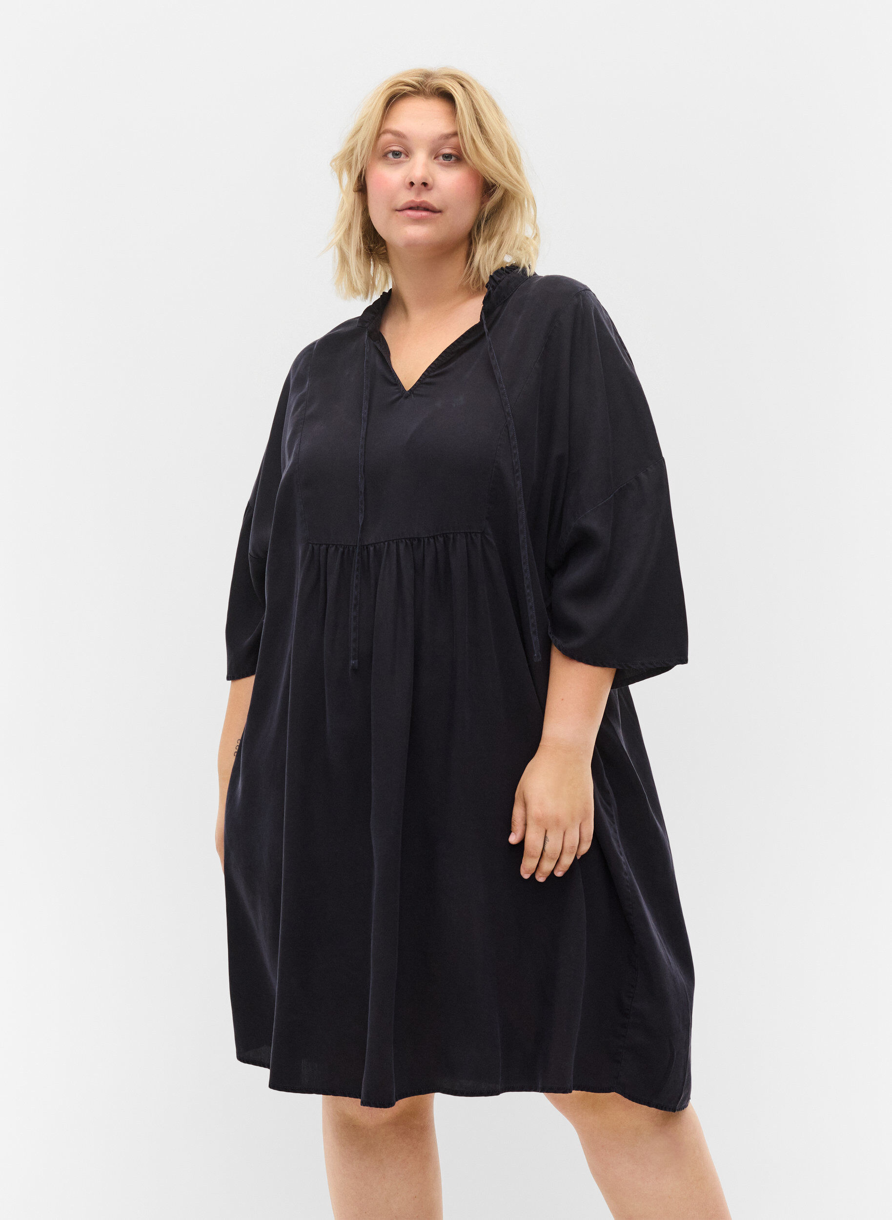 Zizzi Robe &agrave; manches 3/4 en lyocell (TENCEL&trade;), Black, Model image number 0