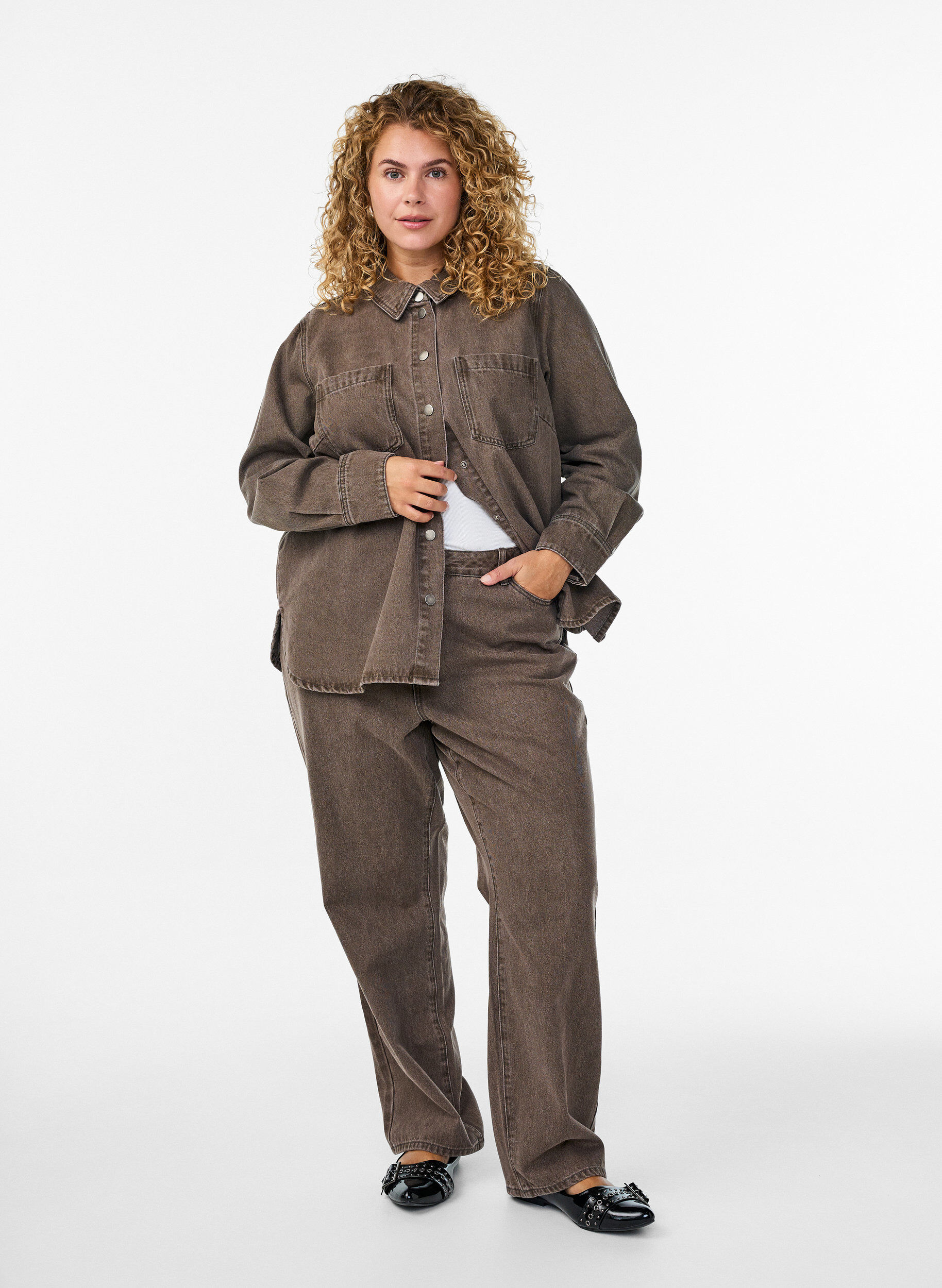 Jean coupe droite en denim color&eacute;, Marron, Model