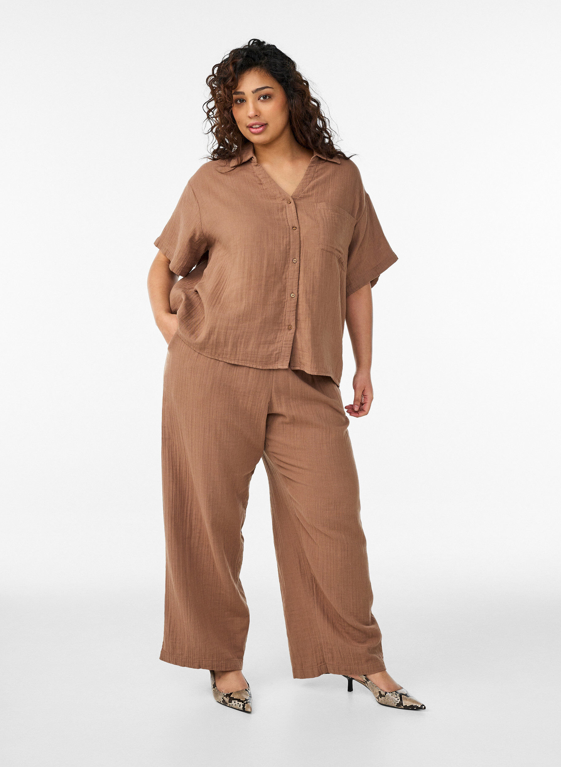 Zizzi Blouse en mousseline de coton &agrave; manches courtes, Marron, Model image number 1