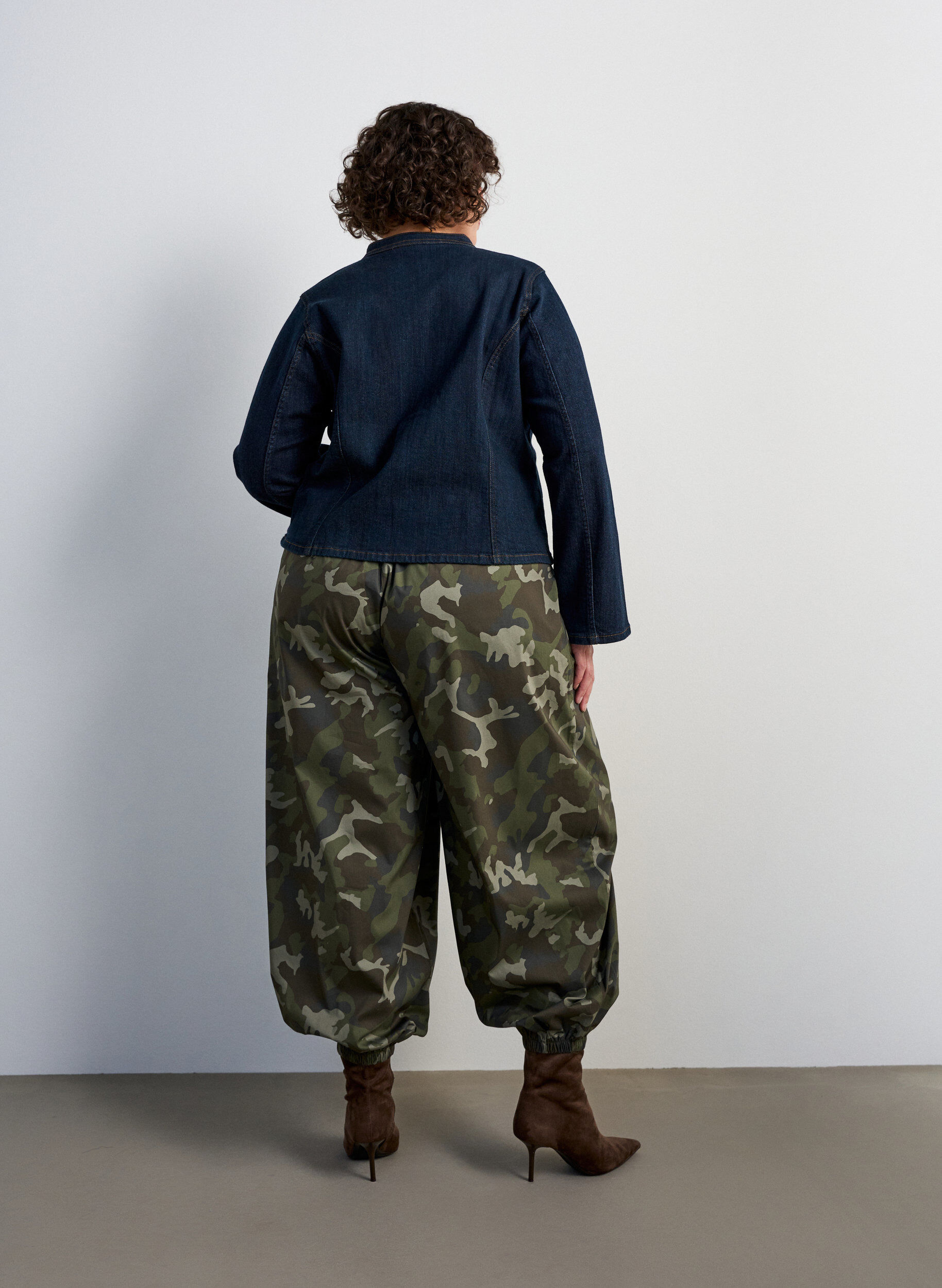 ZizziPantalon ballon &agrave; taille haute et imprim&eacute; int&eacute;gral, Vert Kaki, Model image number 1