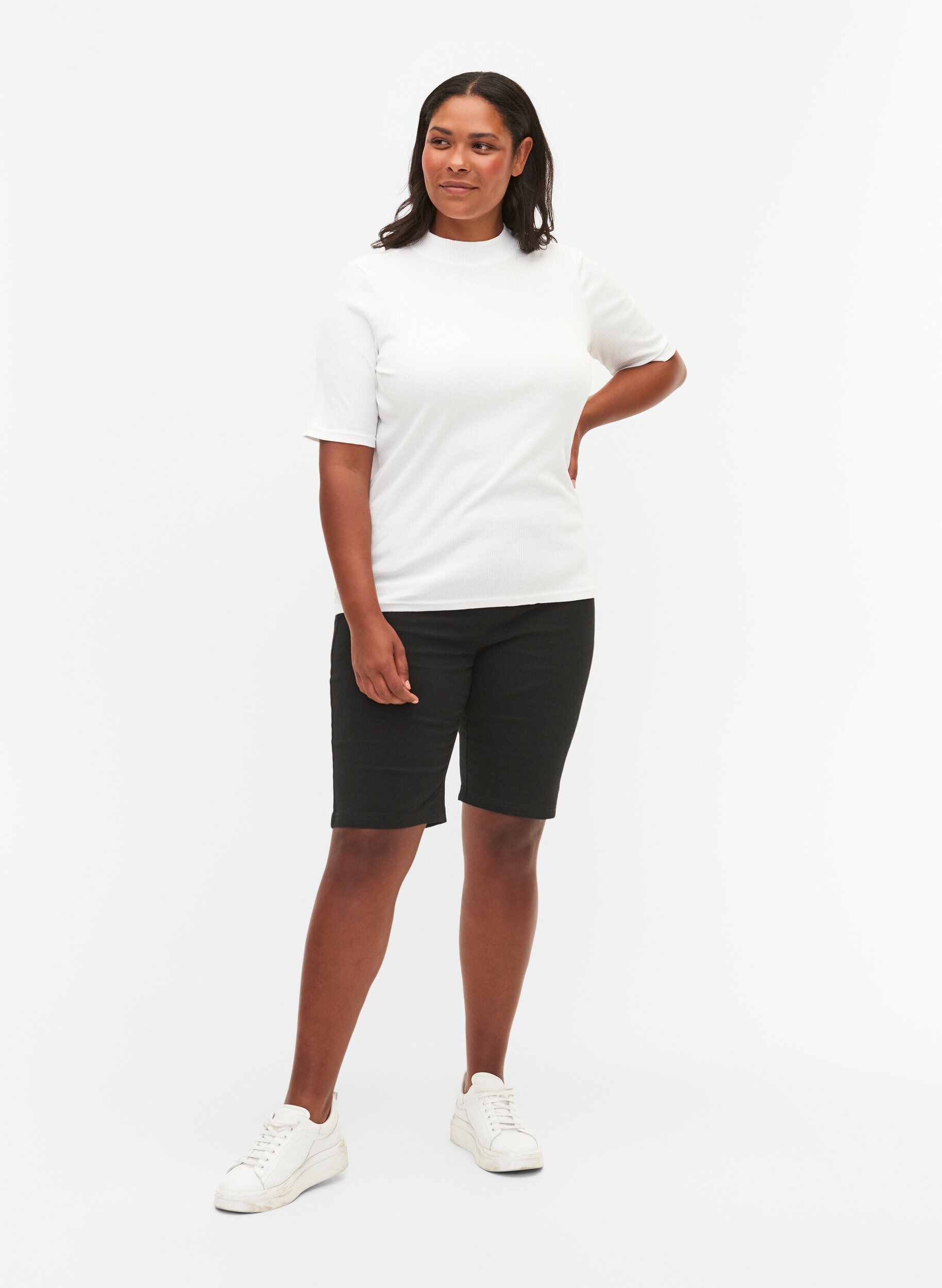 Zizzi Short moulant avec poches arri&egrave;re, Black, Model image number 3