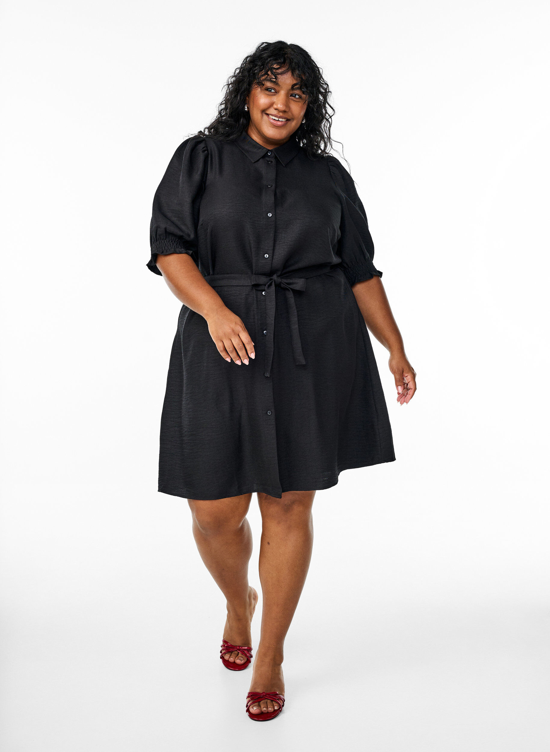 Robe chemise mi-longue avec ceinture &agrave; nouer, Noir, Model