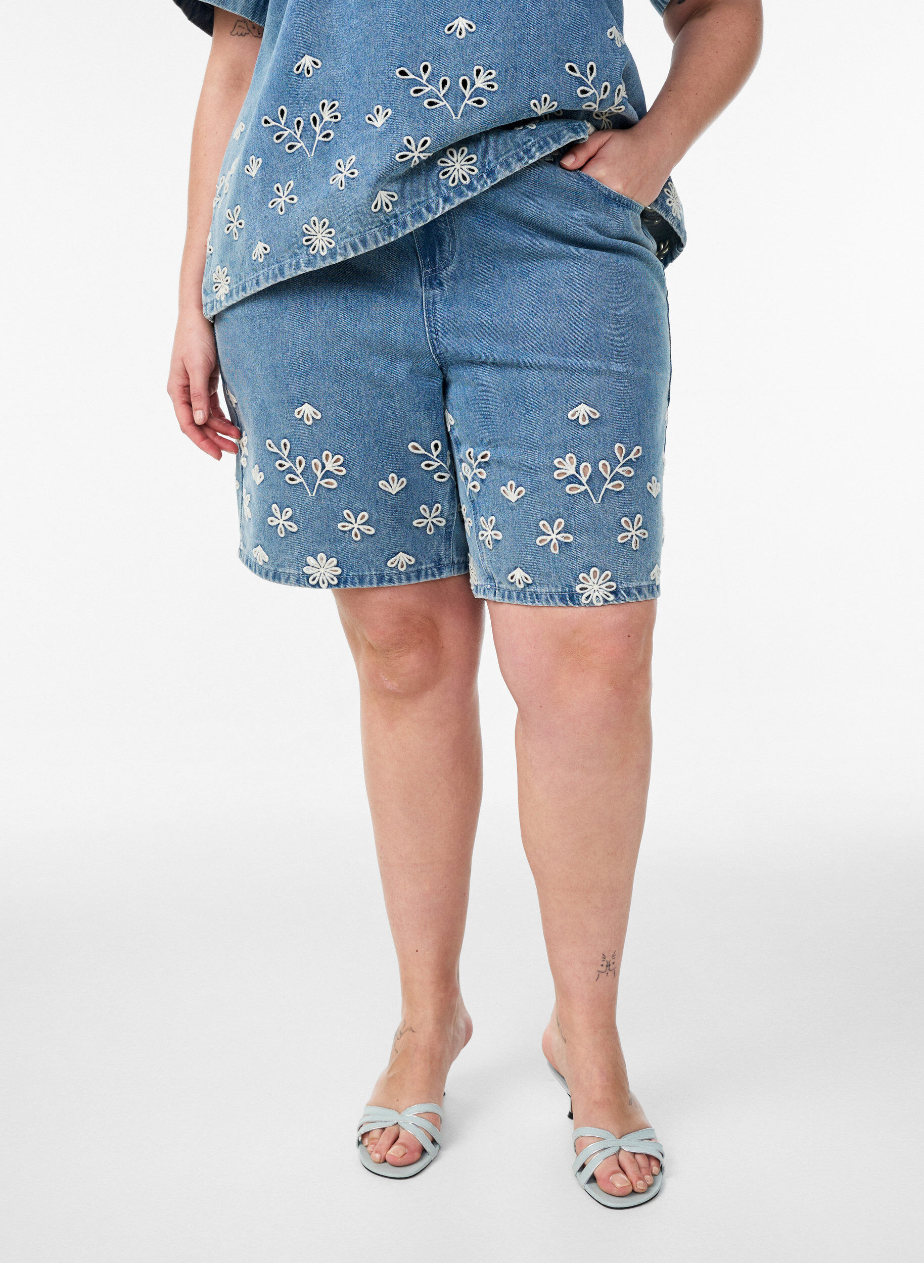 ZizziShort en jean taille haute avec broderie anglaise, Bleu Clair, Model image number 3