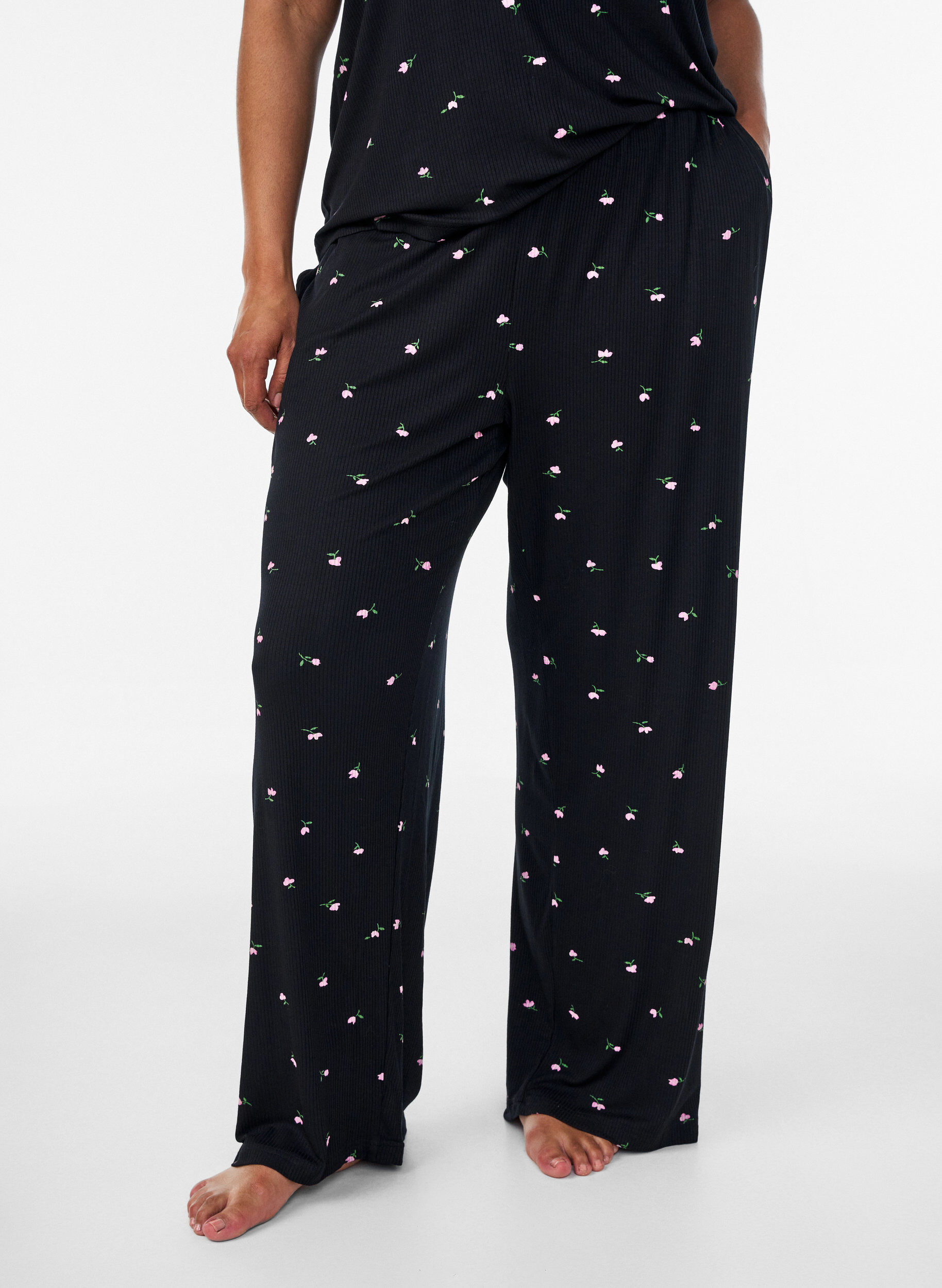 ZizziBas de pyjama c&ocirc;tel&eacute; &agrave; imprim&eacute; floral, Noir, Model image number 3