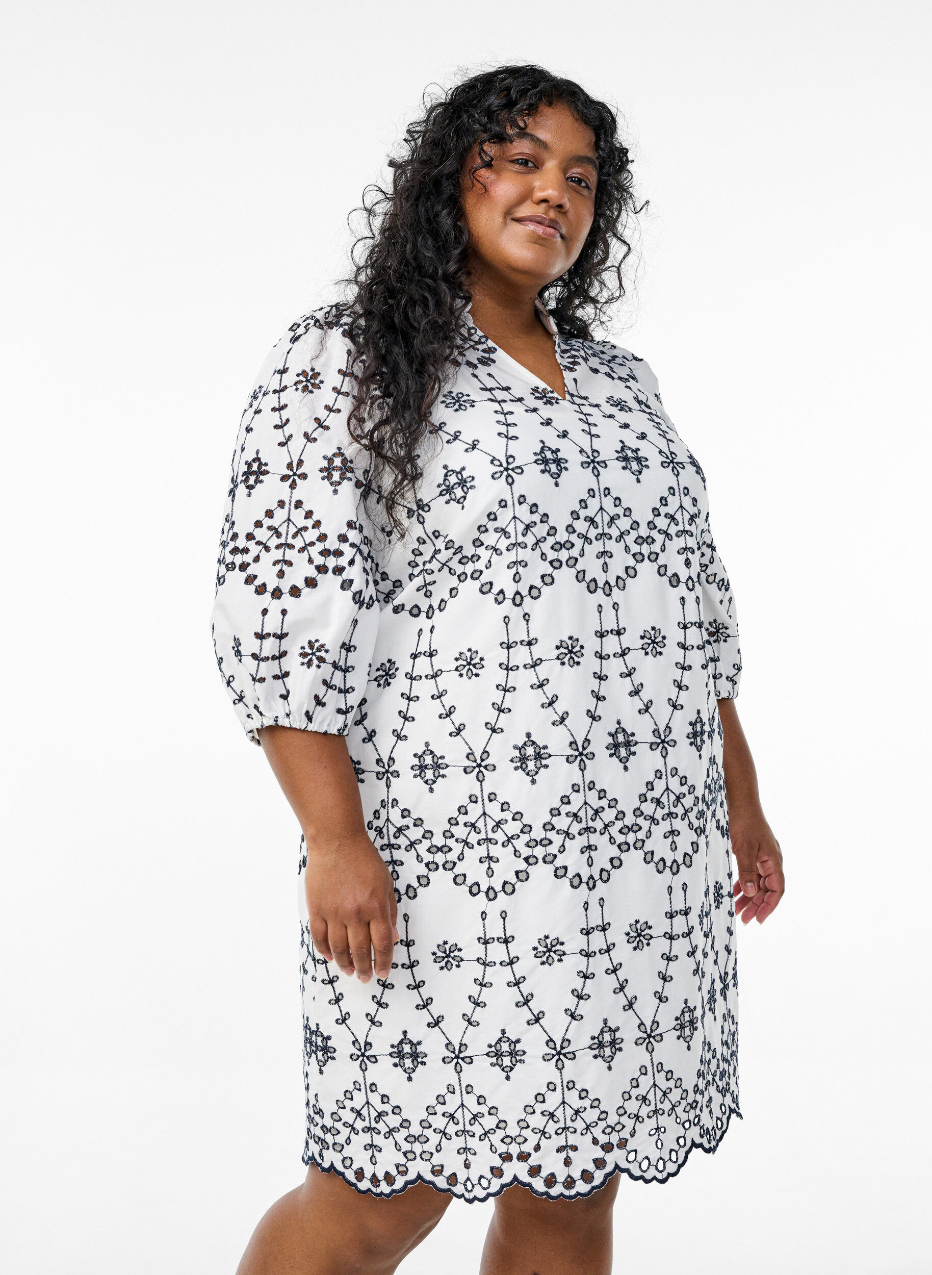 Zizzi Robe avec broderie anglaise contrastante, White w. Navy Blazer, Model image number 0