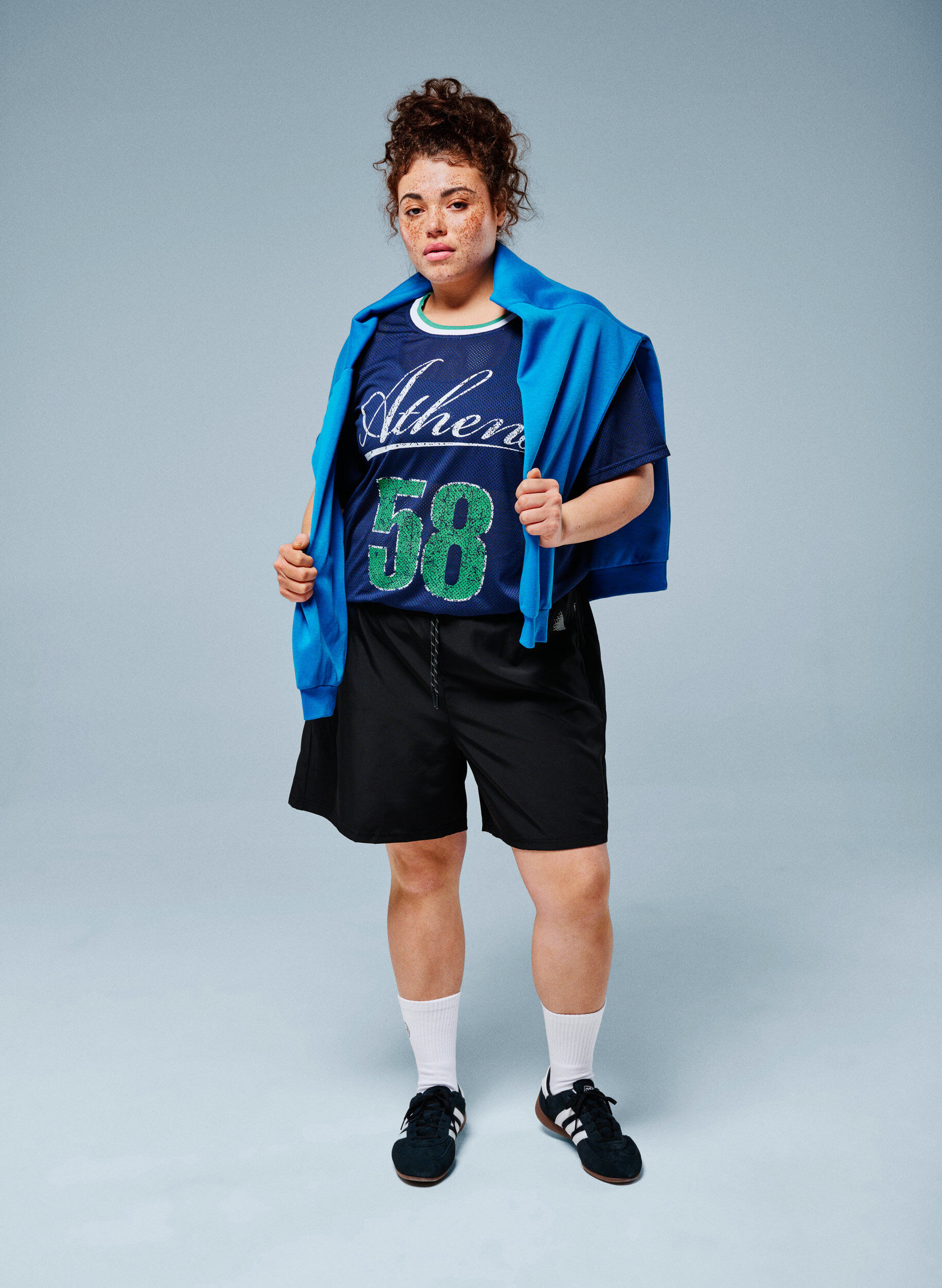 Zizzi Short d&rsquo;entra&icirc;nement avec short int&eacute;rieur et poche t&eacute;l&eacute;phone, Noir, Image image number 0