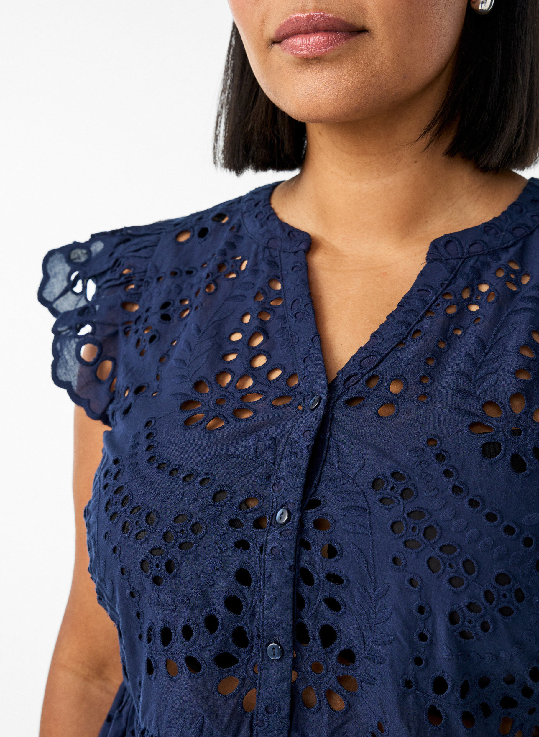 Zizzi Blouse sans manches en broderie anglaise avec volants, Bleu, Model image number 3