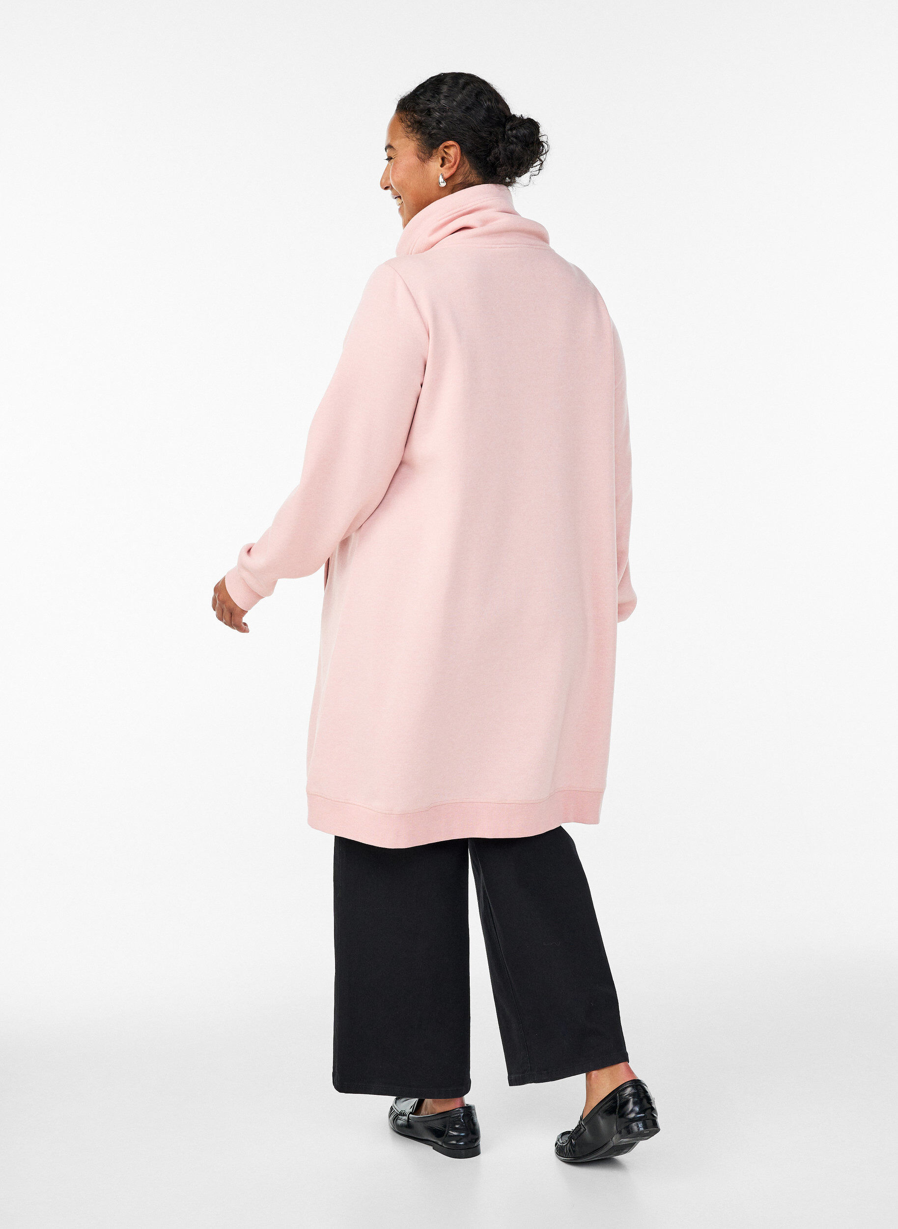 ZizziRobe sweat-shirt courte &agrave; col montant et poches, Rose poudr&eacute;e, Model image number 2