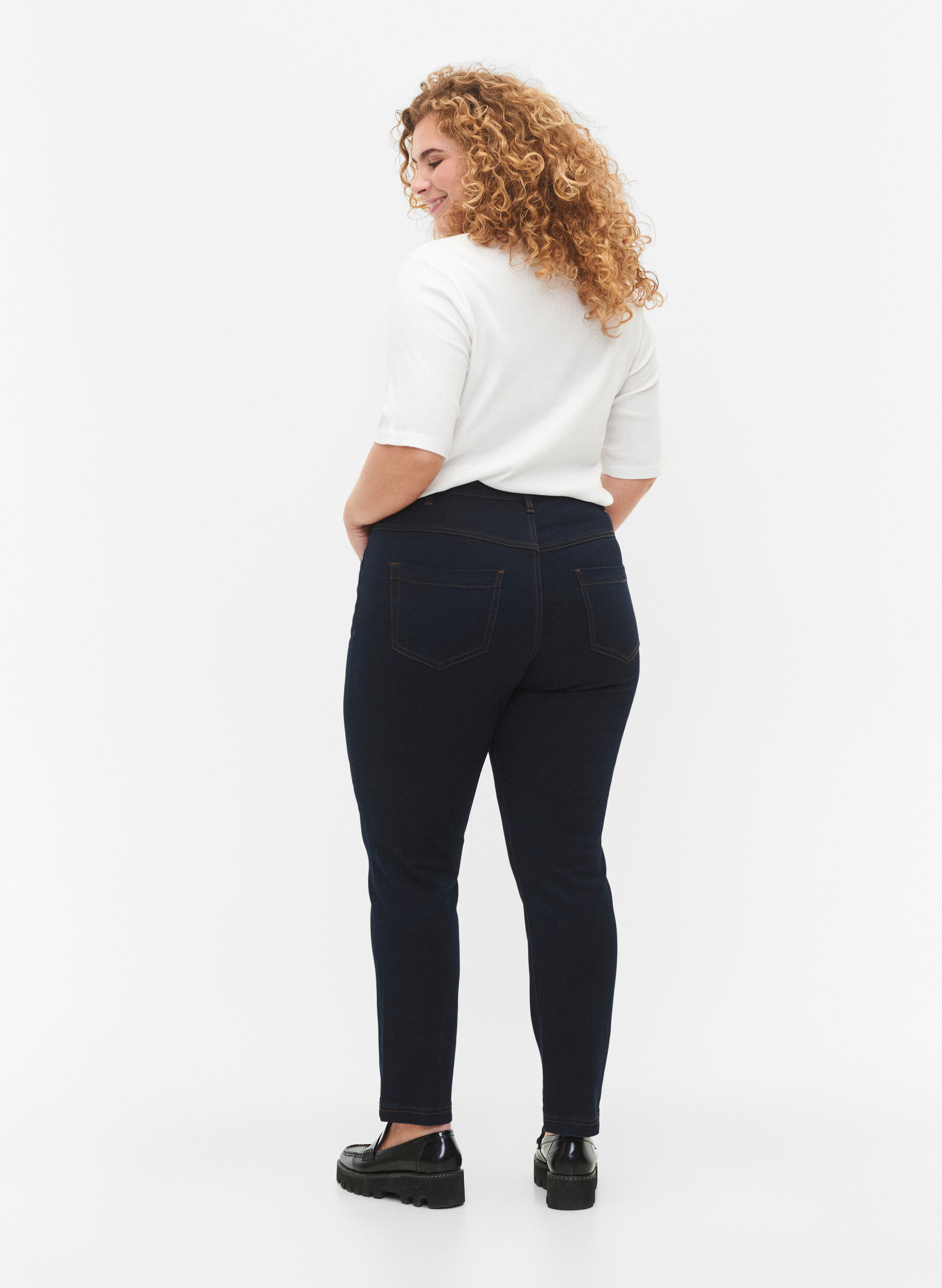 Zizzi Jeans Emily Slim fit &agrave; taille r&eacute;guli&egrave;re, Bleu, Model image number 1