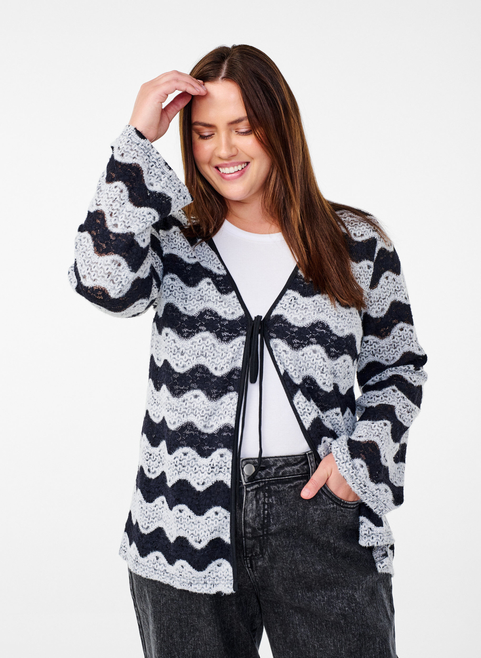 Zizzi Cardigan tricot&eacute; avec motif de vagues, Black Stripe, Model image number 0