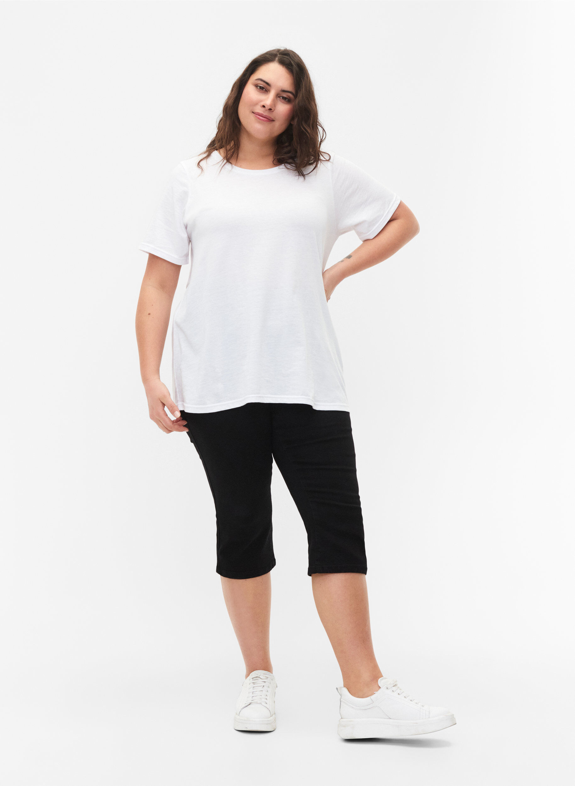Zizzi FLASH - Pantalon capri en denim &agrave; taille haute et coupe ajust&eacute;e, Noir, Model image number 0