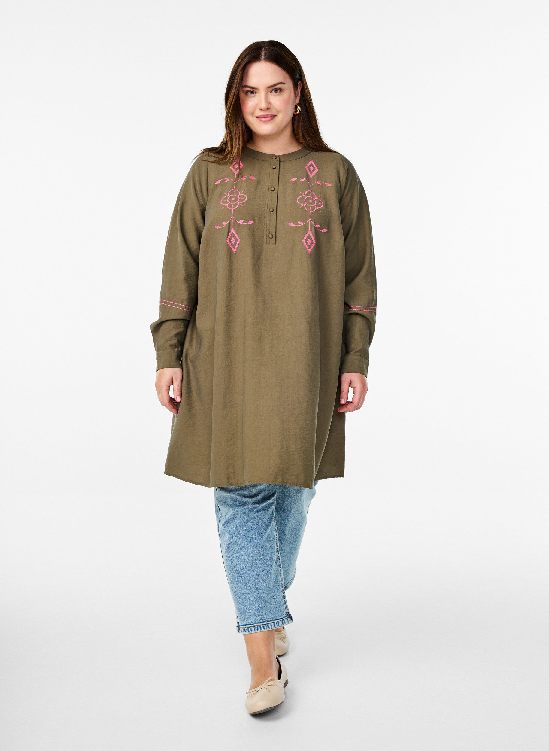 Zizzi Robe courte avec broderie en contraste, Vert fonc&eacute;, Model image number 1