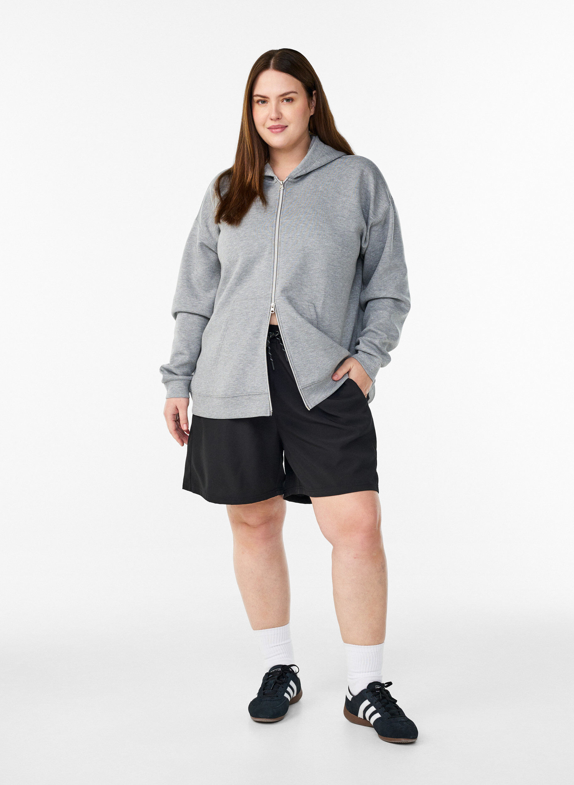 Zizzi Sweat &agrave; capuche en scuba avec zip et poches, Gris, Model image number 1