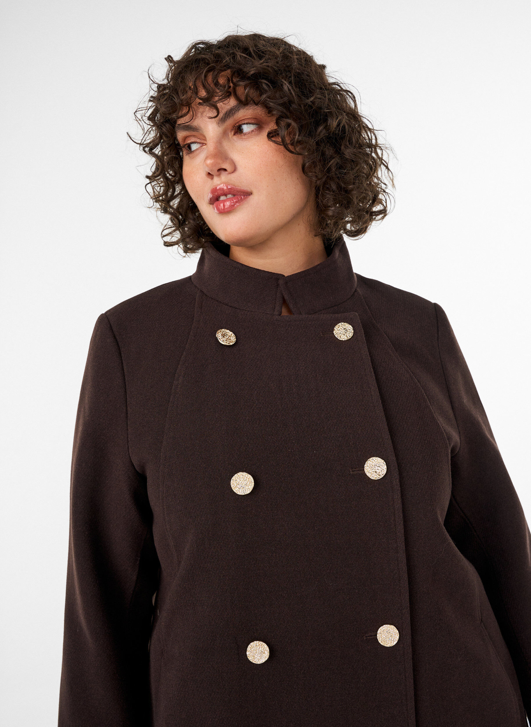 ZizziManteau coupe &eacute;vas&eacute;e avec boutons dor&eacute;s, Marron, Model image number 3