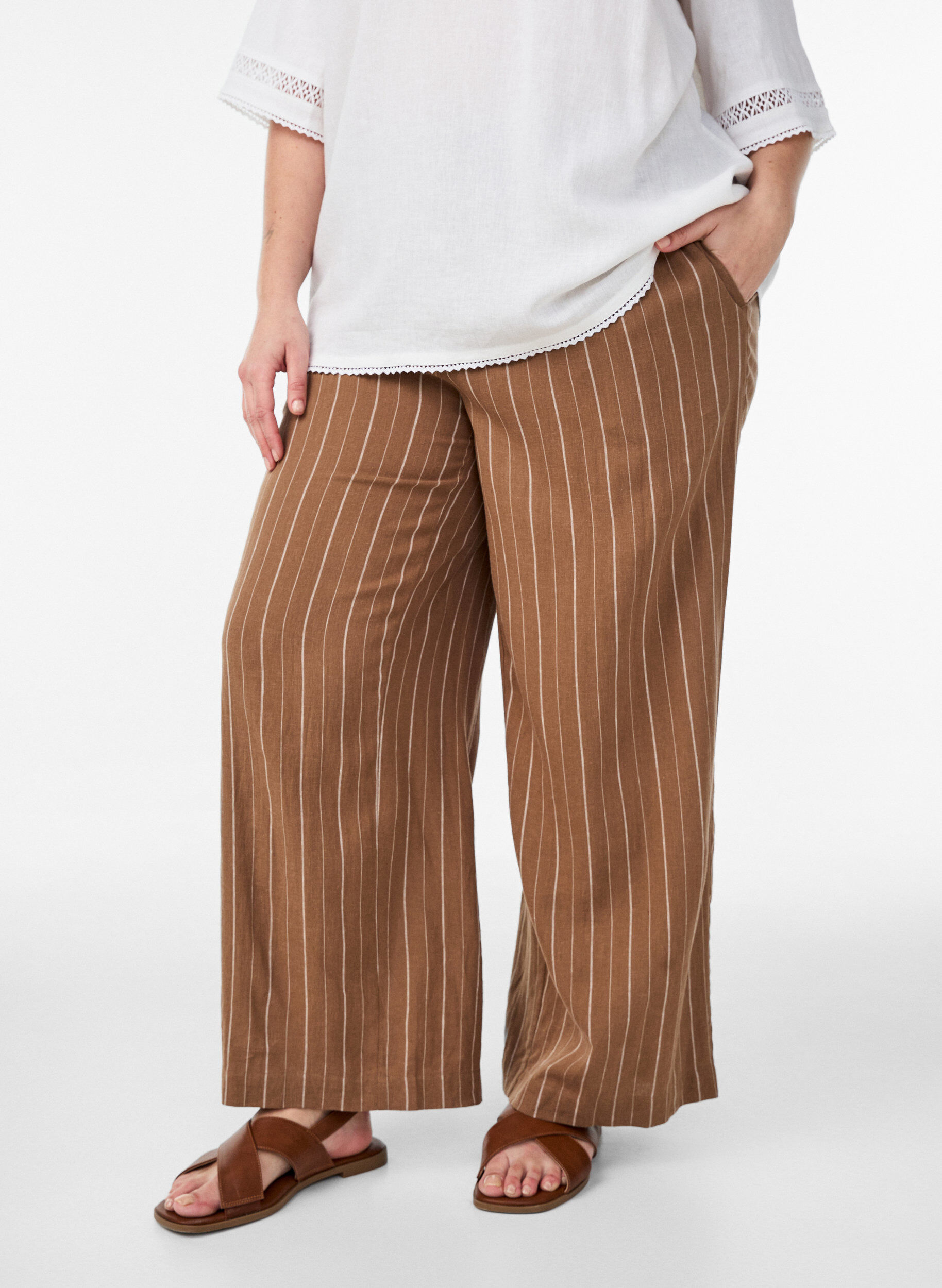 Zizzi Pantalon large en lin et viscose, Marron, Model image number 2