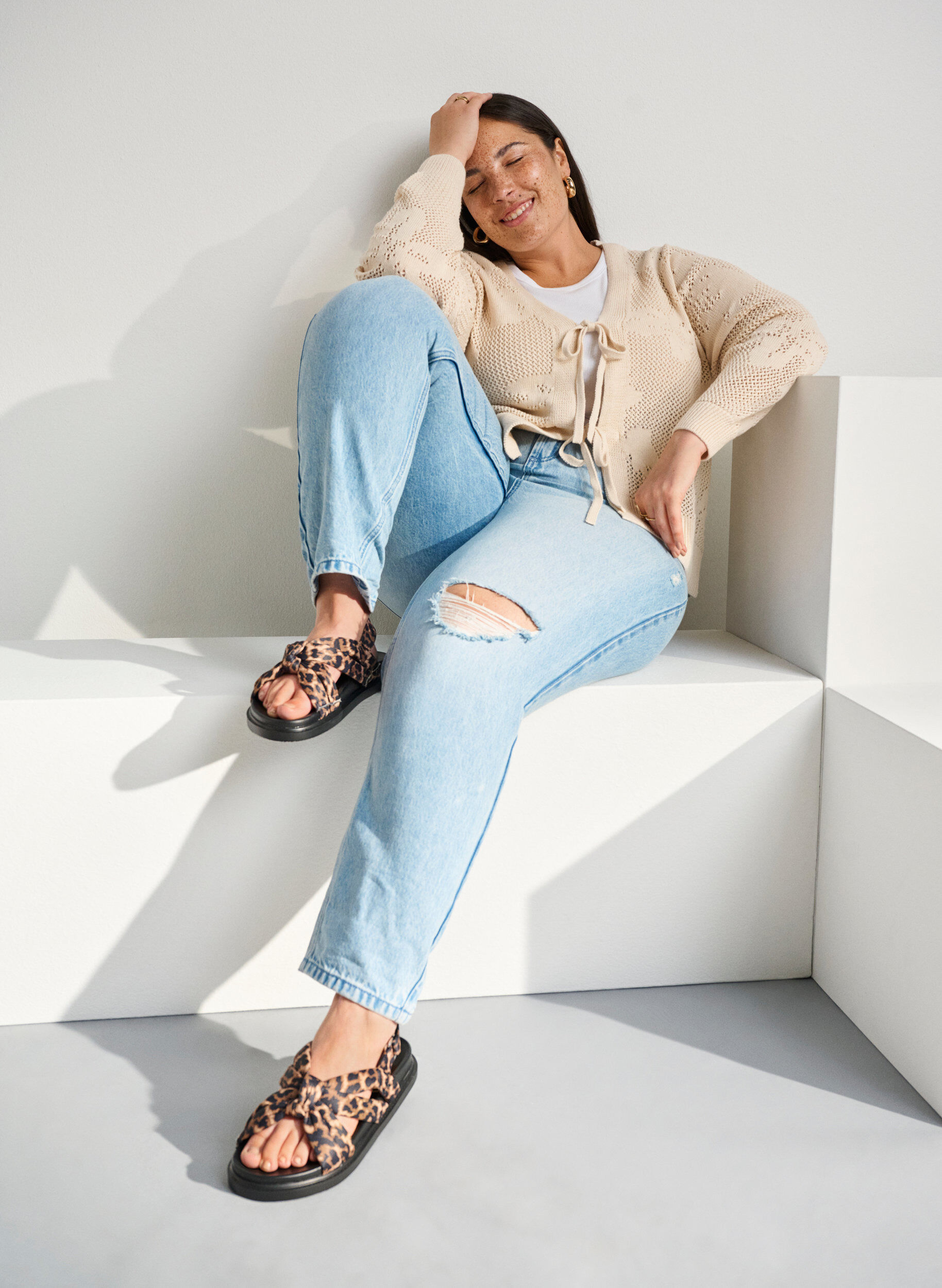 Large - Sandale avec d&eacute;tail n&oelig;ud