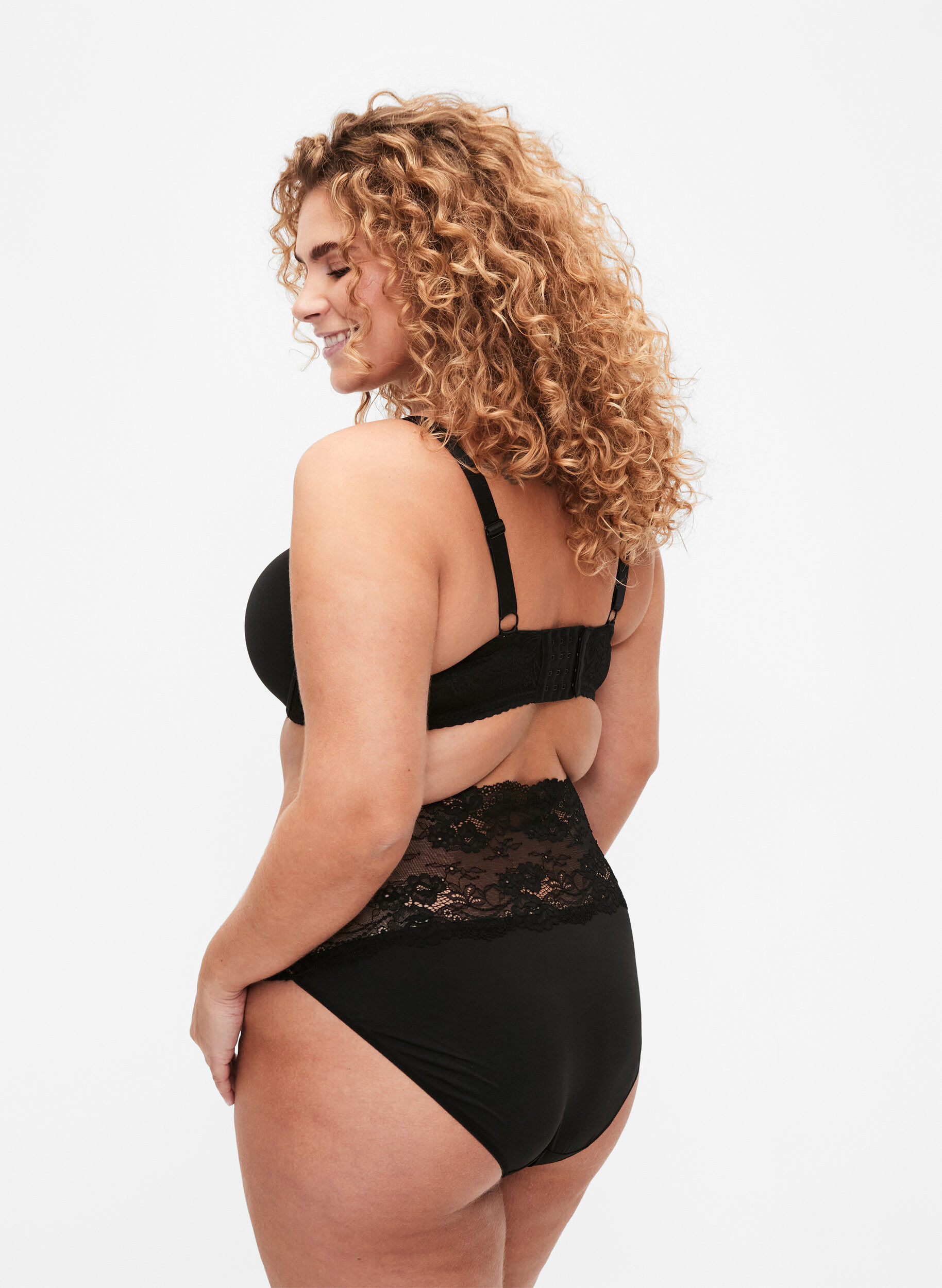 Zizzi Soutien-gorge &agrave; armatures moul&eacute;es en dentelle, Noir, Model image number 1