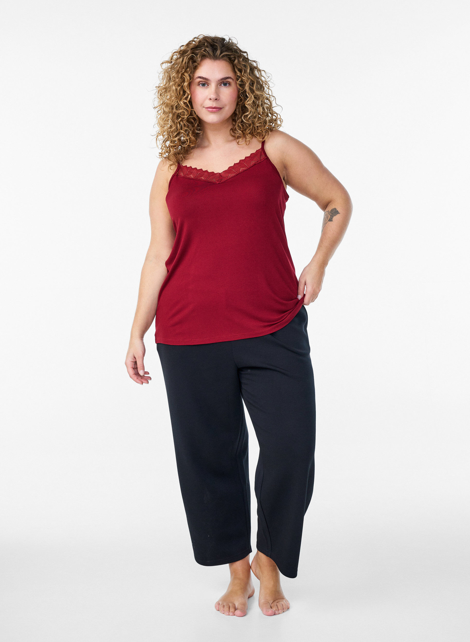 Zizzi Top avec d&eacute;tails en dentelle et bretelles spaghetti, Marron, Model image number 1