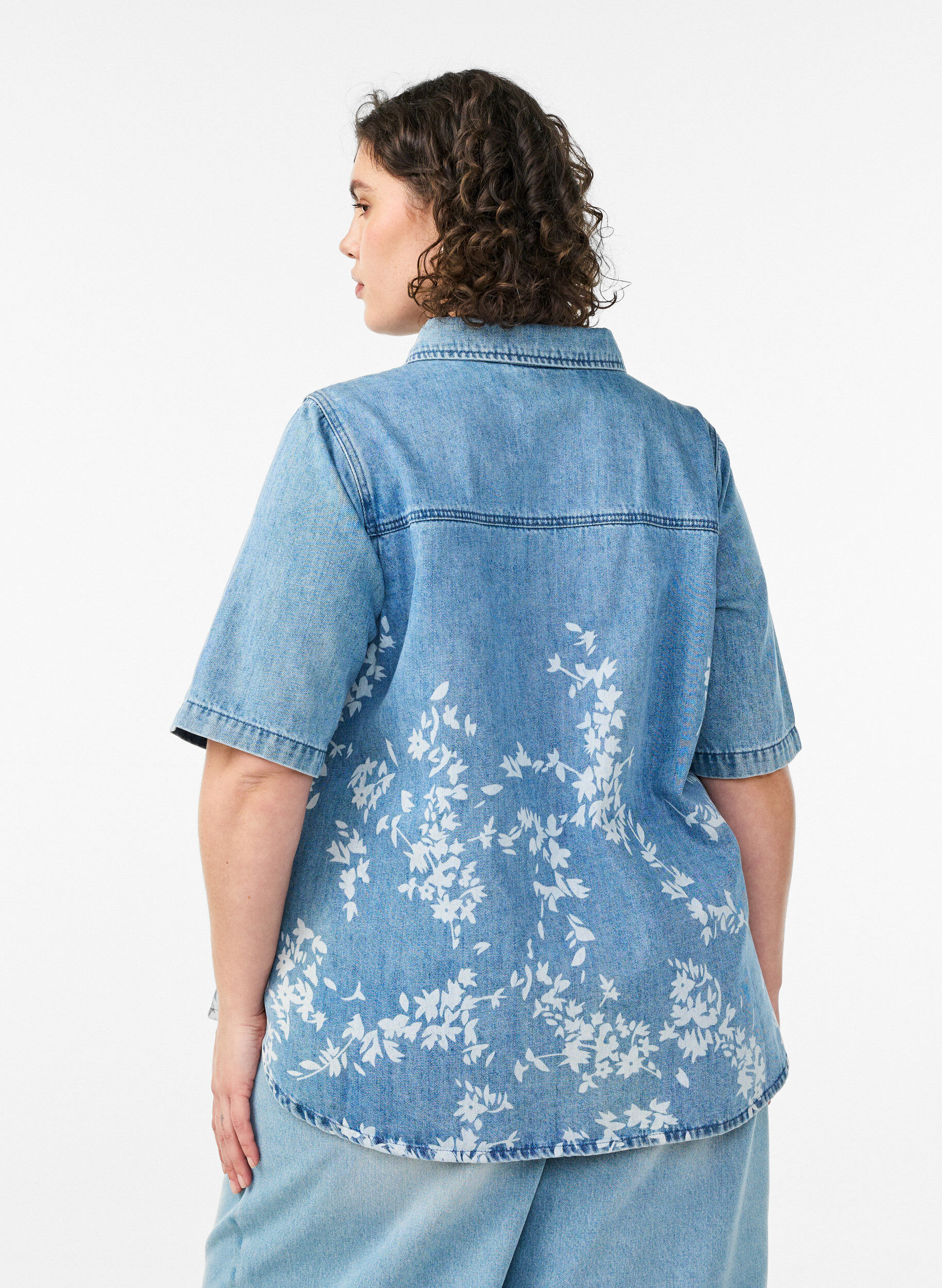 ZizziChemise en jean &agrave; imprim&eacute; floral et manches courtes, Bleu Clair, Model image number 2