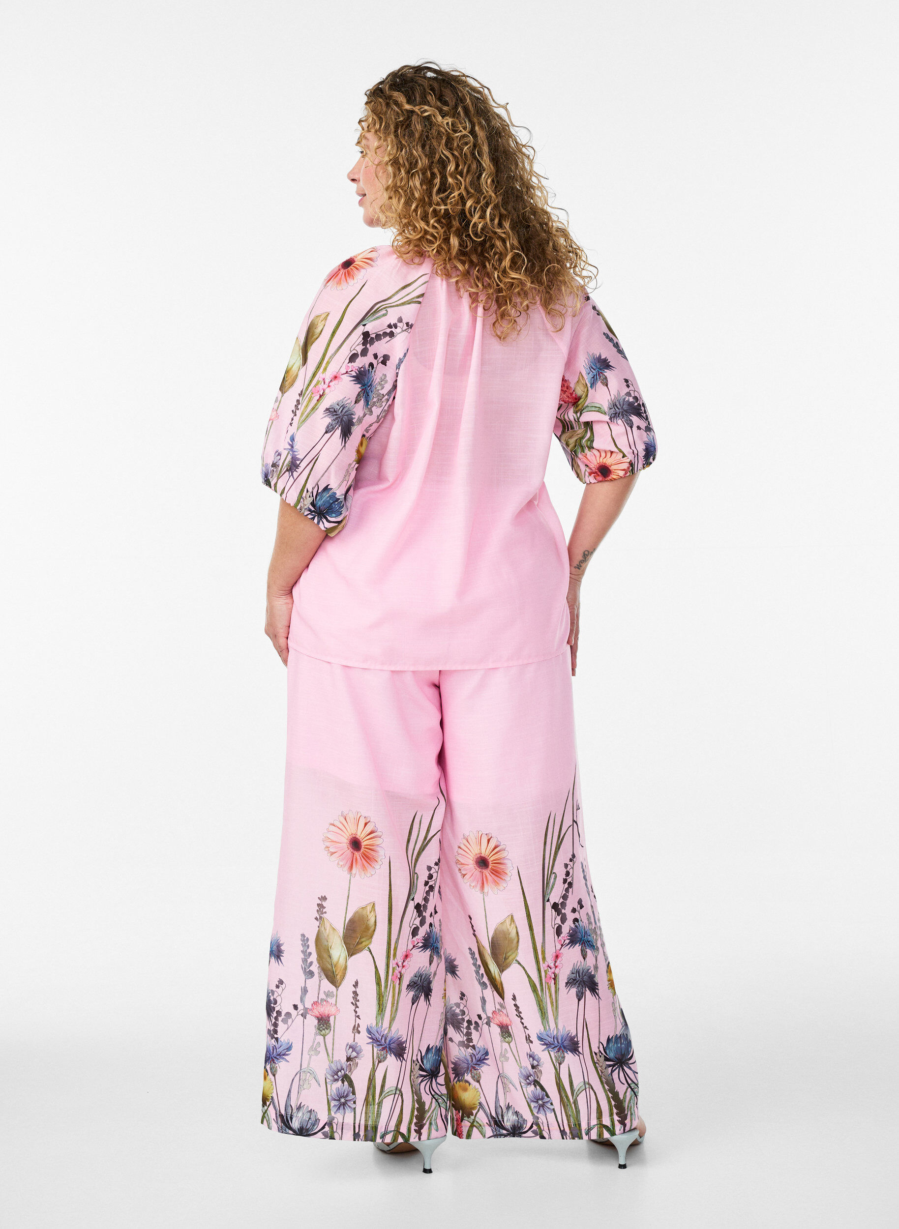 Zizzi Pantalon &agrave; imprim&eacute; floral et coupe ample, Rose, Model image number 1