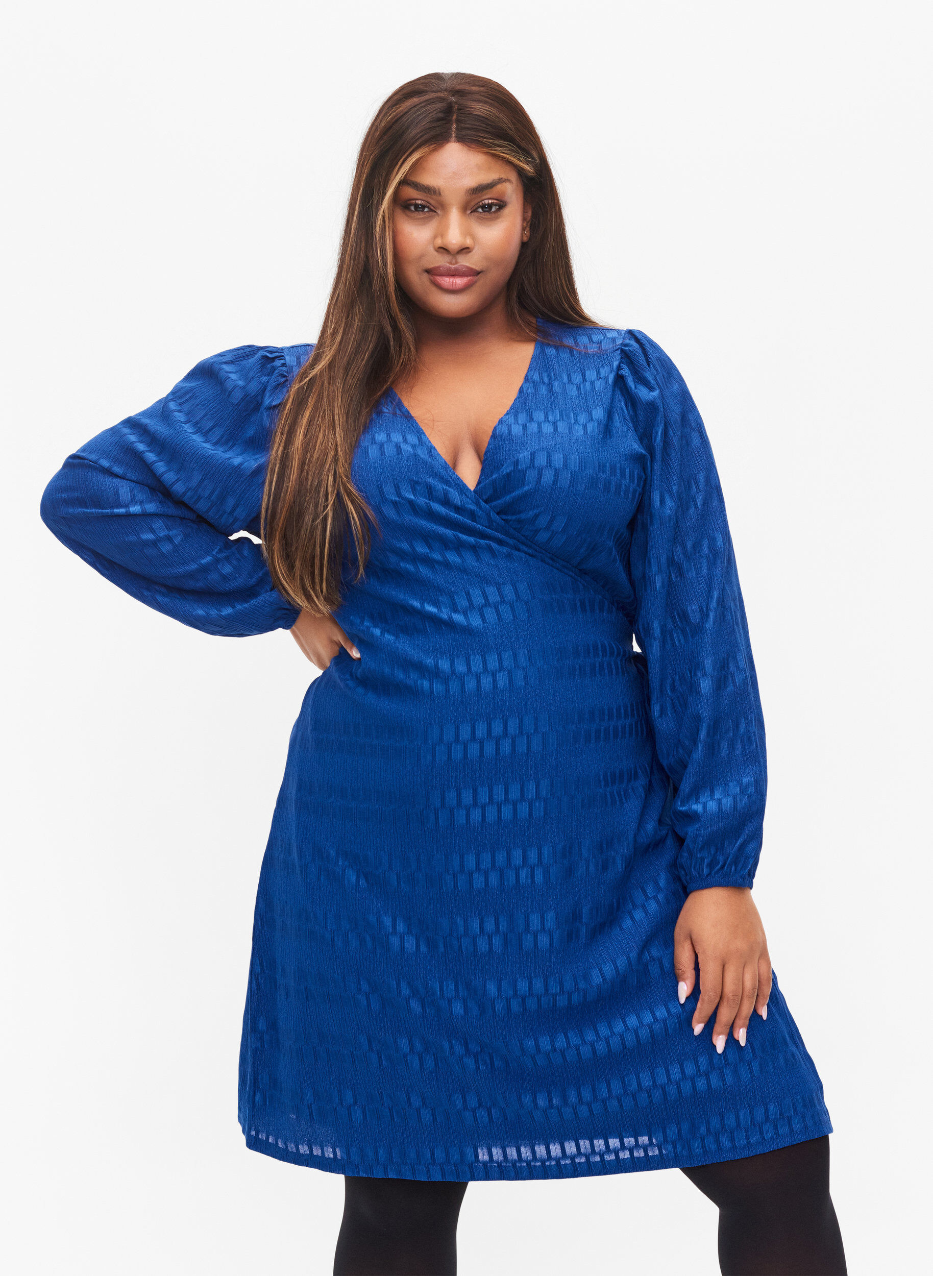 Zizzi Robe portefeuille &agrave; manches longues et motif textur&eacute;, Surf the web, Model image number 0