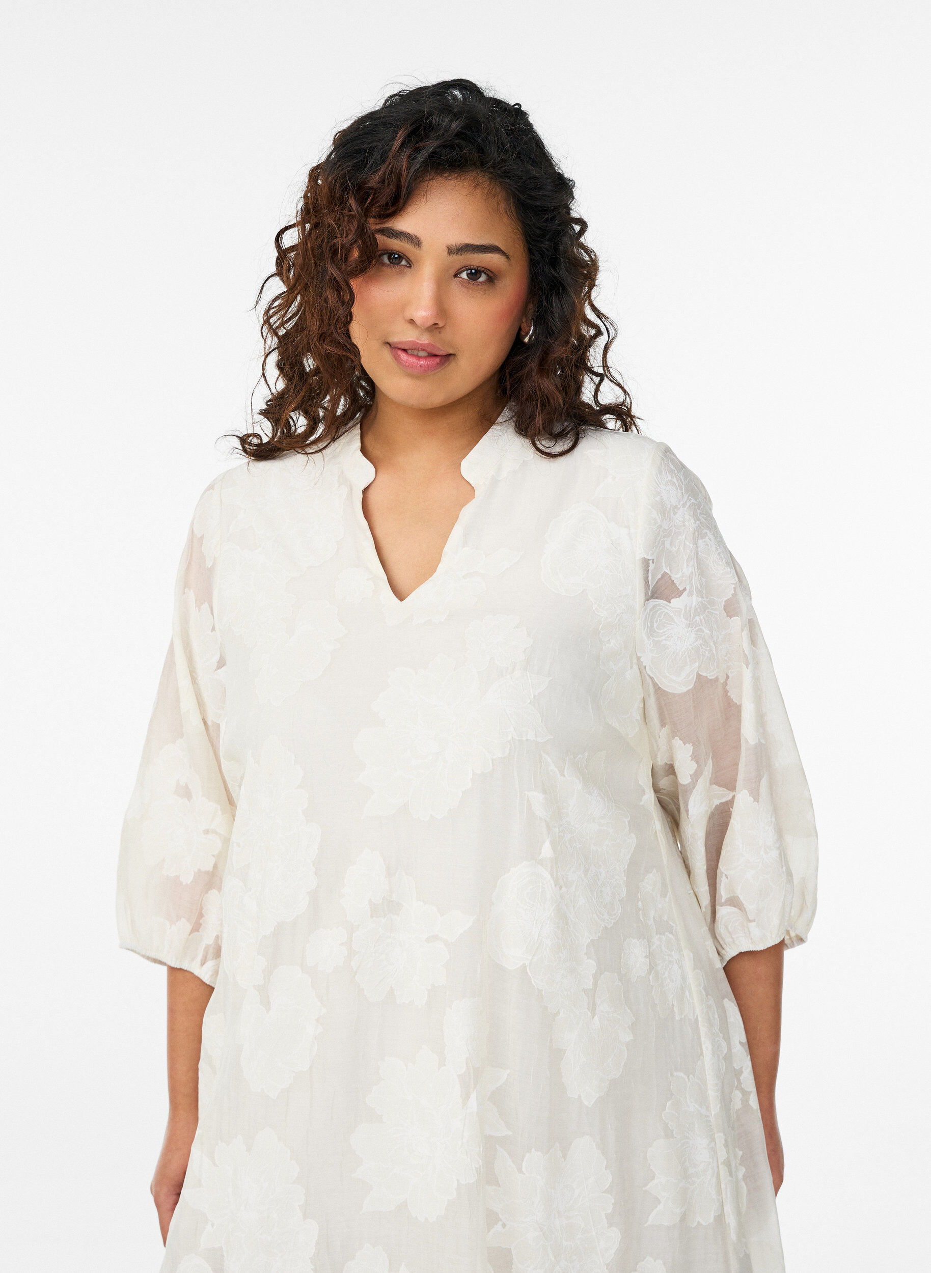 Zizzi Robe midi &agrave; imprim&eacute; floral et manches 3/4 transparentes, Beige, Model image number 2