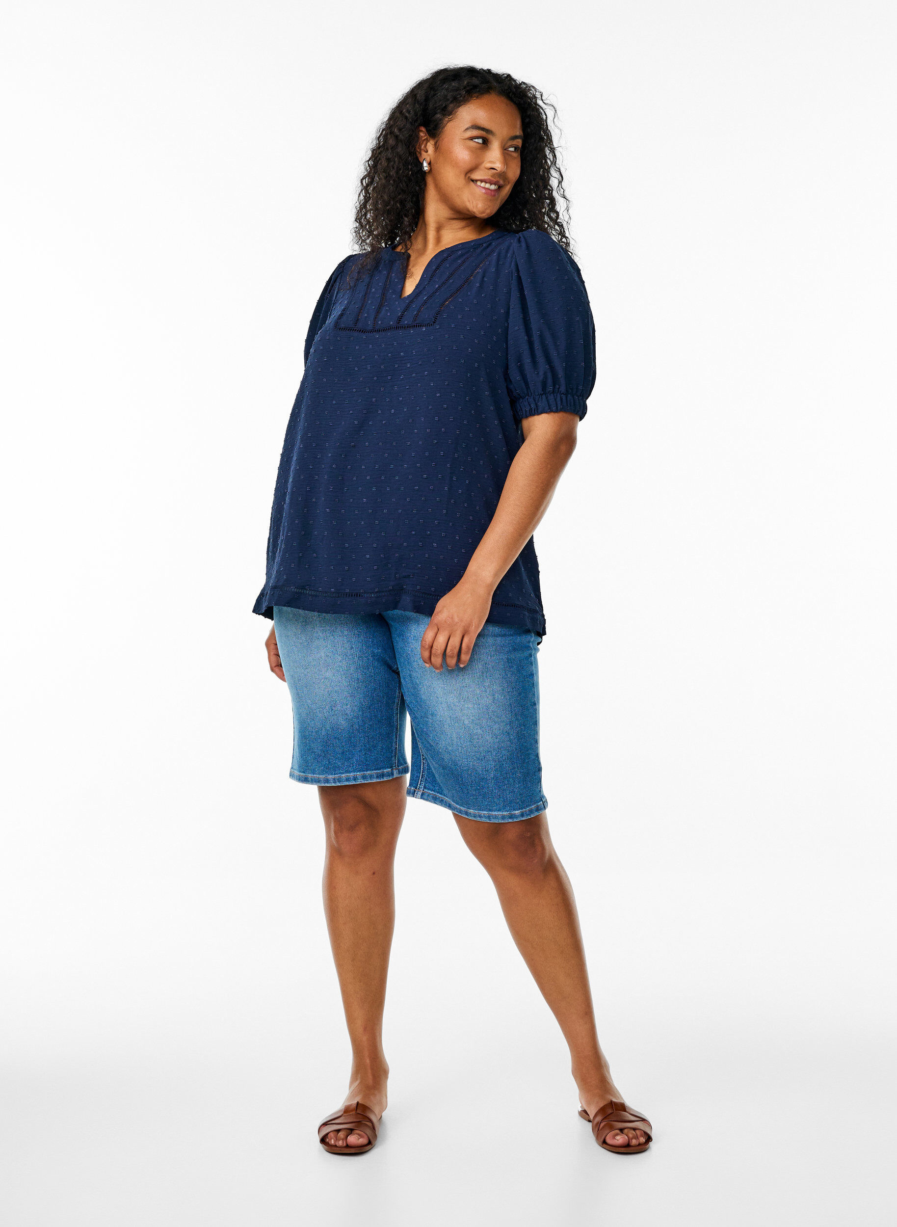 Zizzi Blouse &agrave; manches courtes bouffantes et texture pointelle, Navy Blazer, Model image number 2