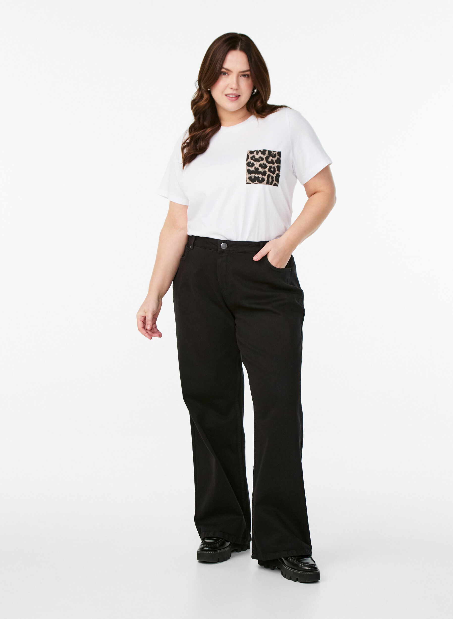 Zizzi T-shirt avec poche sur la poitrine, Blanc, Model image number 1