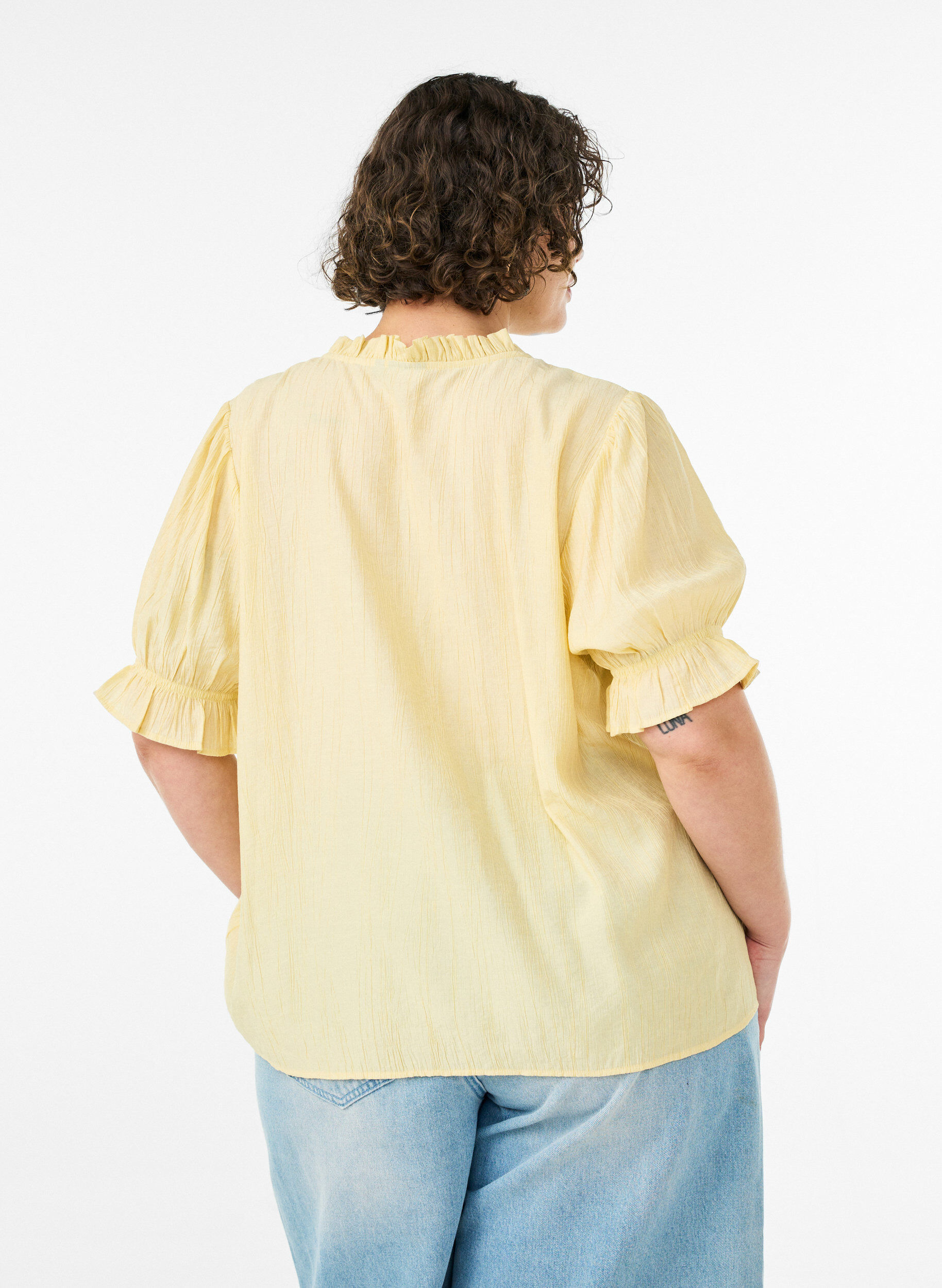 ZizziBlouse en m&eacute;lange de viscose textur&eacute;, avec manches courtes &agrave; volants, Jaune, Model image number 2