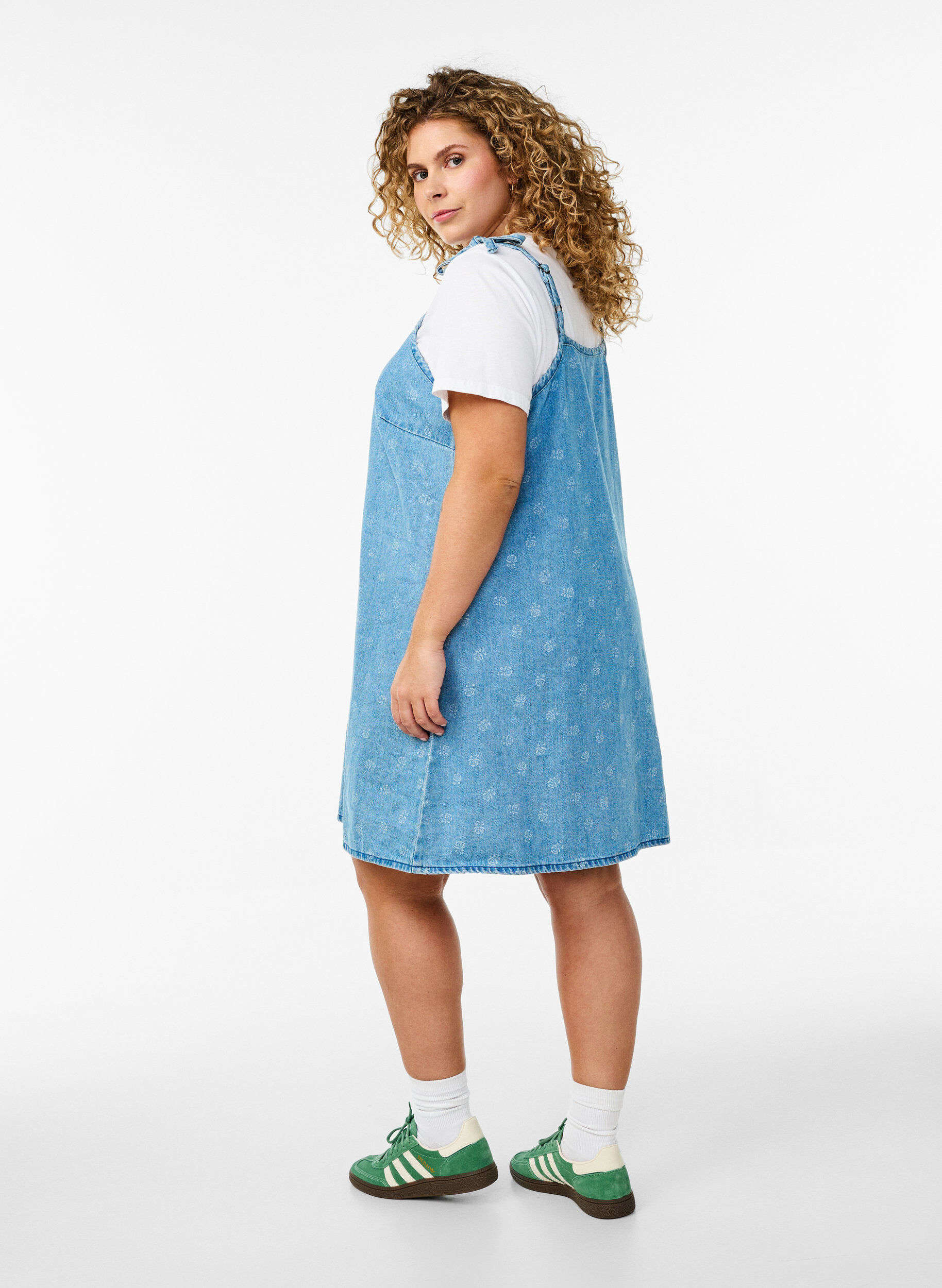 Zizzi Robe courte en denim avec bretelles r&eacute;glables, LBD w. Flower, Model image number 1