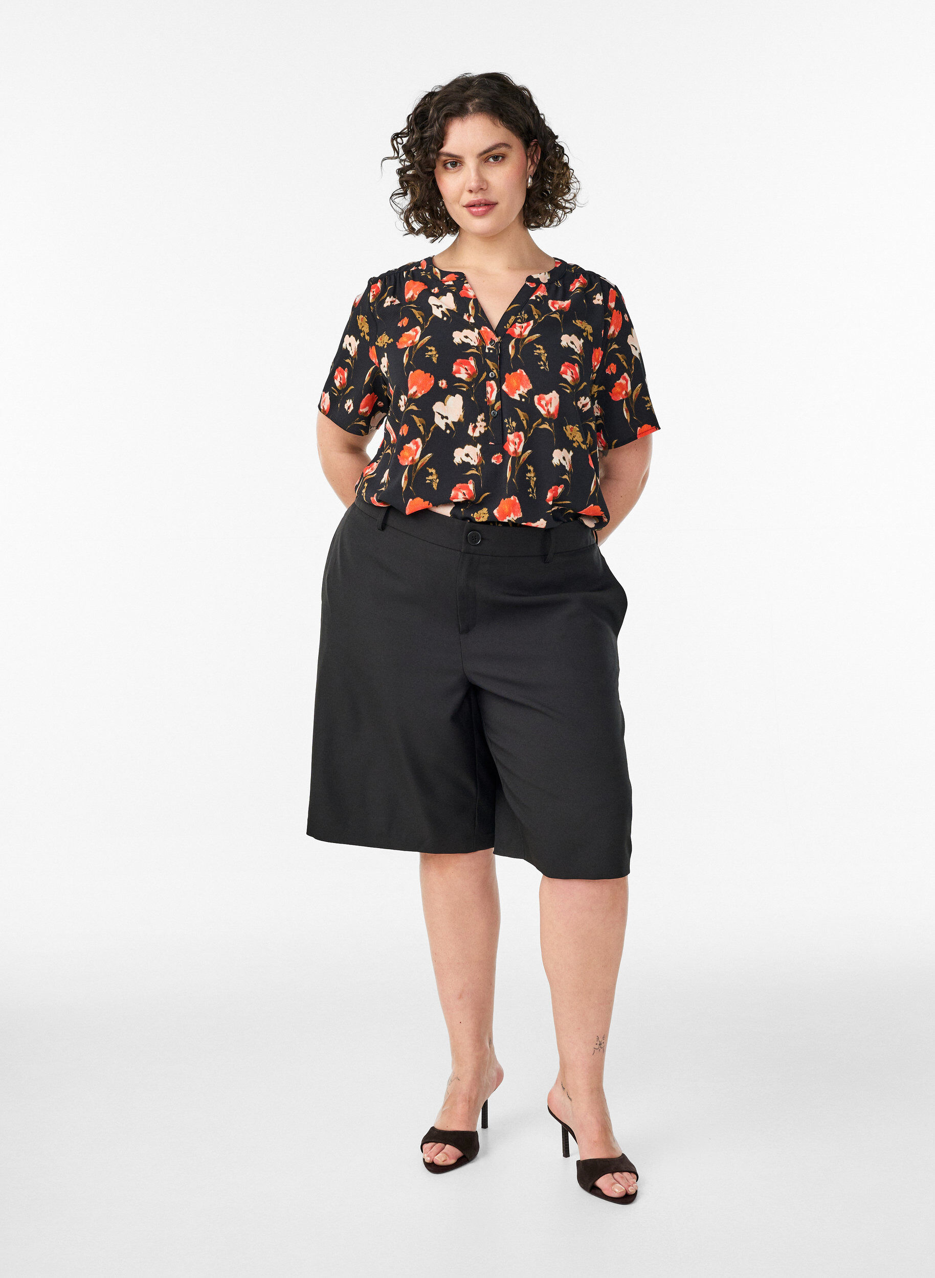 Zizzi Blouse &agrave; manches courtes et encolure en V, Noir, Model image number 1