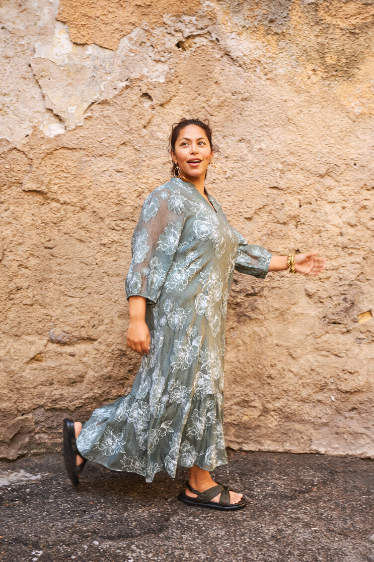 Robe mi-longue verte avec motif floral, , Model