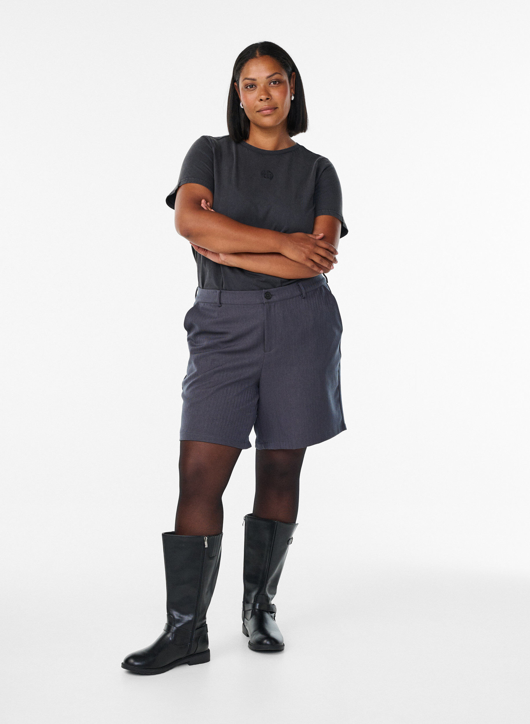 Zizzi T-shirt en coton bio avec un aspect d&eacute;lav&eacute;, Gris, Model image number 1